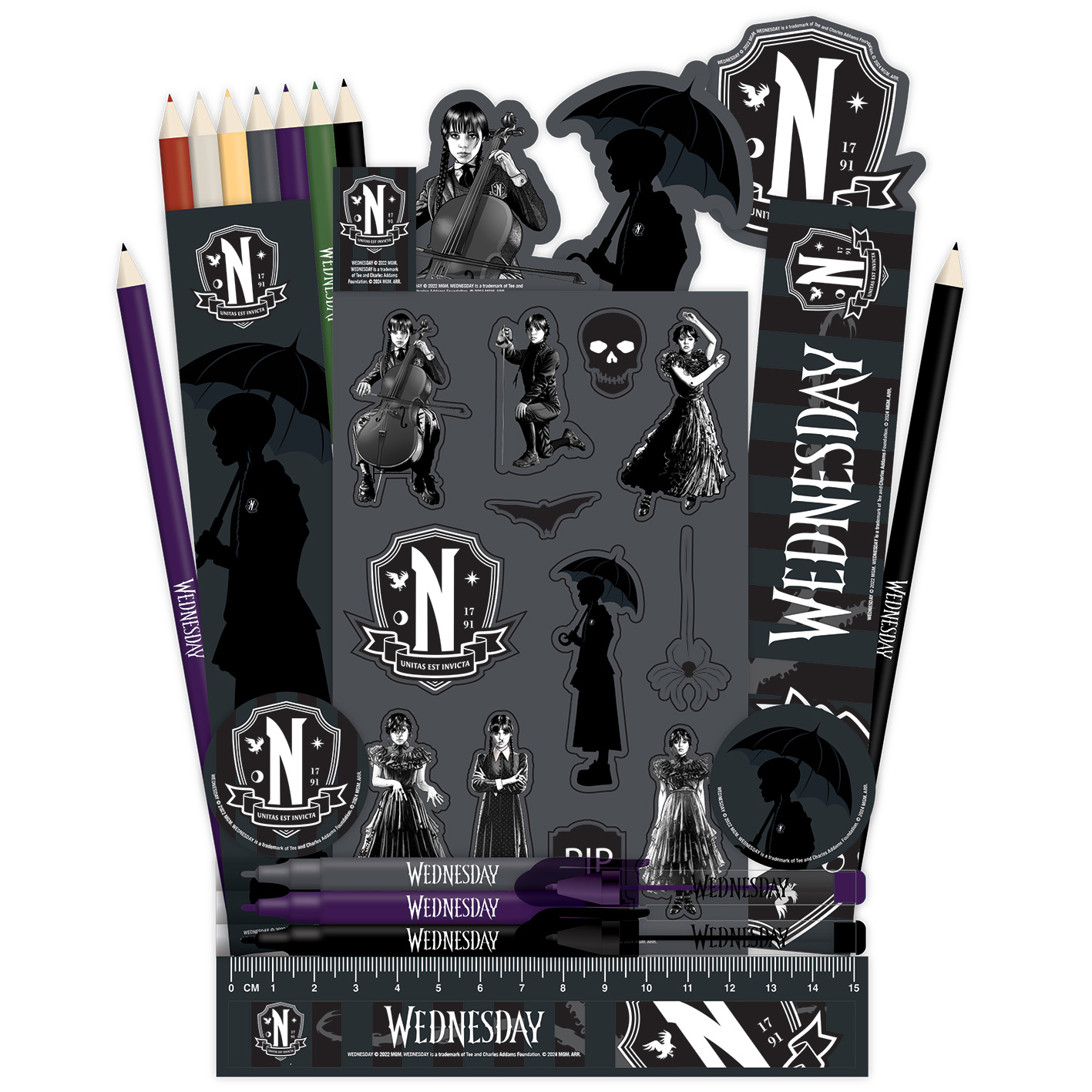 Schreibwaren mit Wednesday Addams-Motiven: Buntstifte, Bleistifte, Aufkleber und Lineal.