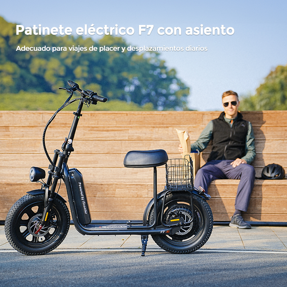 Uno scooter elettrico nero con sedile all'aperto. Un uomo siede su una panchina.