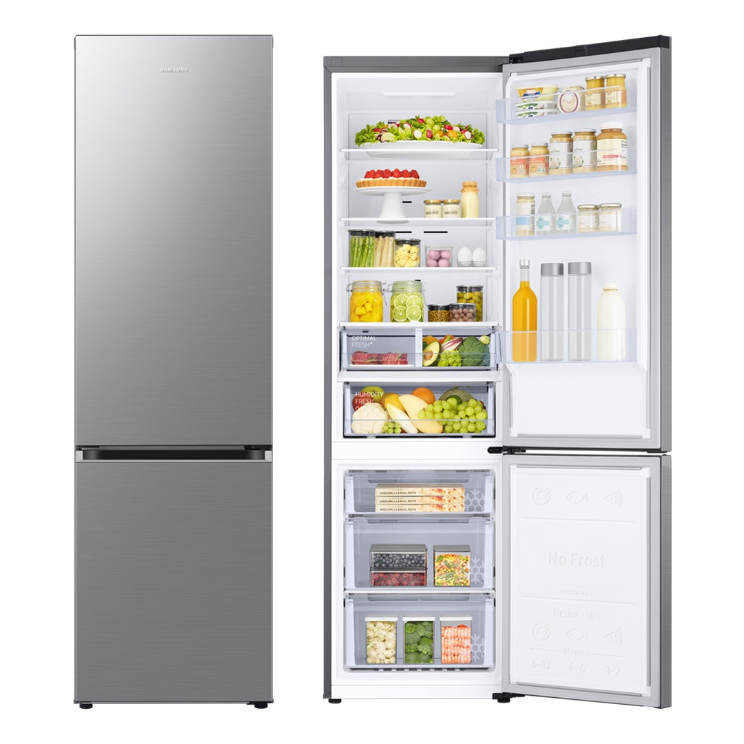 Een zilveren Samsung koelkast, één deur gesloten, de andere open met eten en laden.