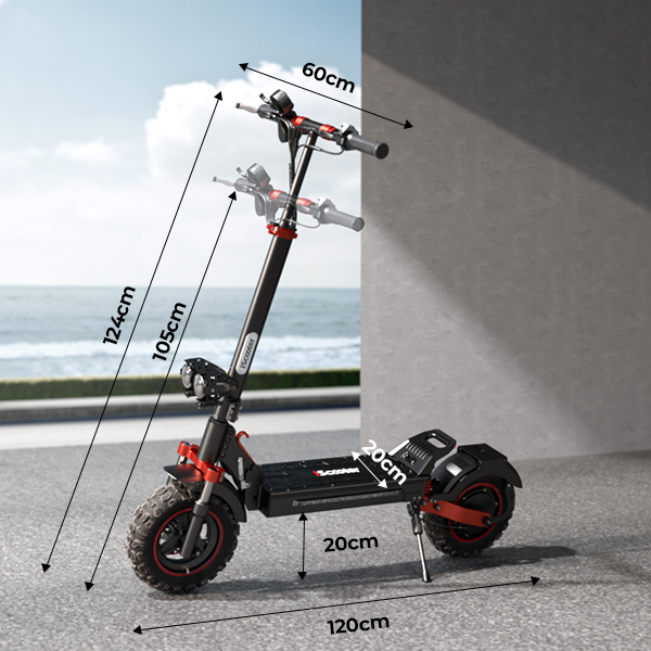 Uno scooter elettrico nero con accenti rossi è all'aperto. Vengono mostrate le dimensioni.