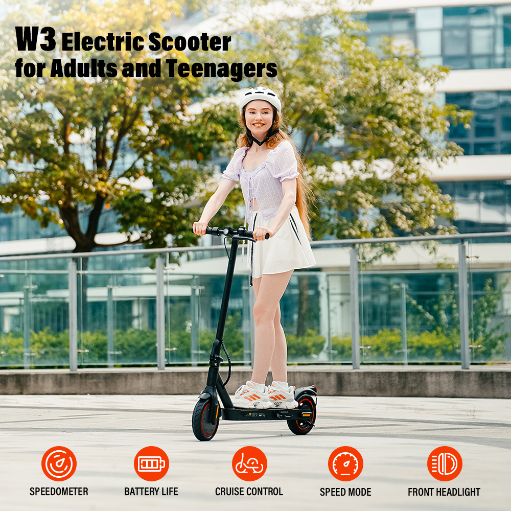 Una giovane donna con casco bianco guida uno scooter elettrico nero all'aperto. Caratteristiche: tachimetro, durata batteria, cruise control, modalità velocità, faro anteriore.