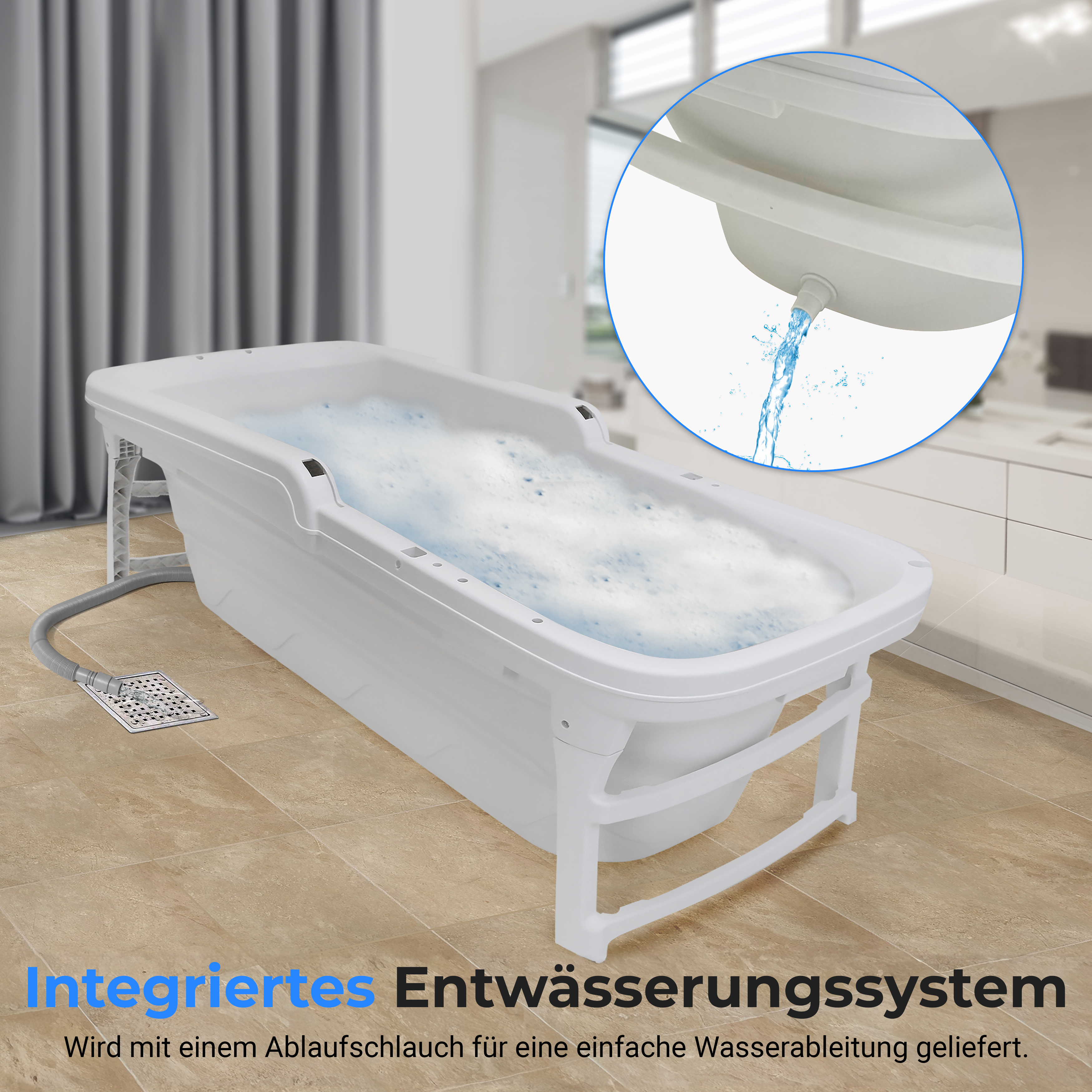 Ein aufklappbares weißes Bad mit Schaum und einem Abflussschlauch auf gefliestem Boden.