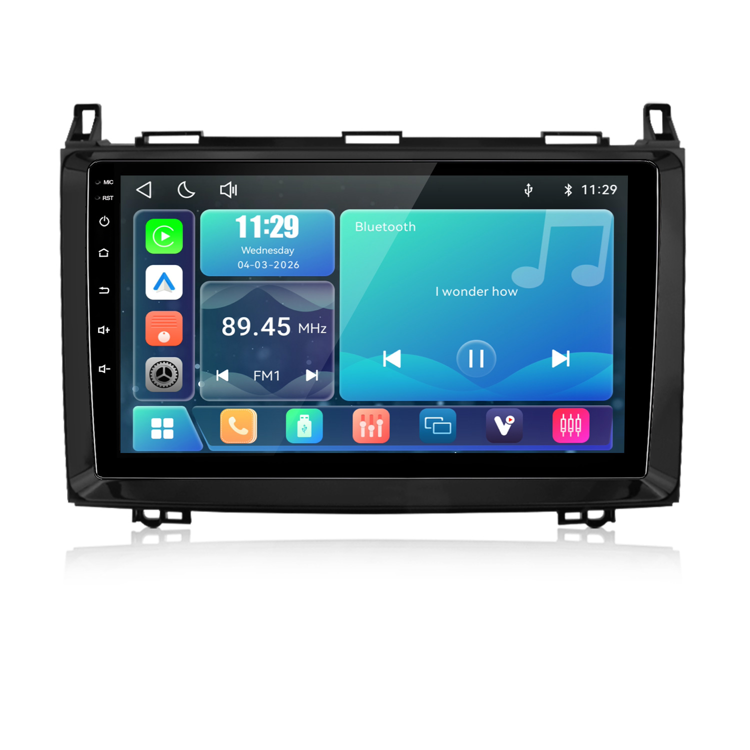 Ein Autoradio-Touchscreen mit Uhrzeit, Datum, FM-Radio und Musiksteuerung.