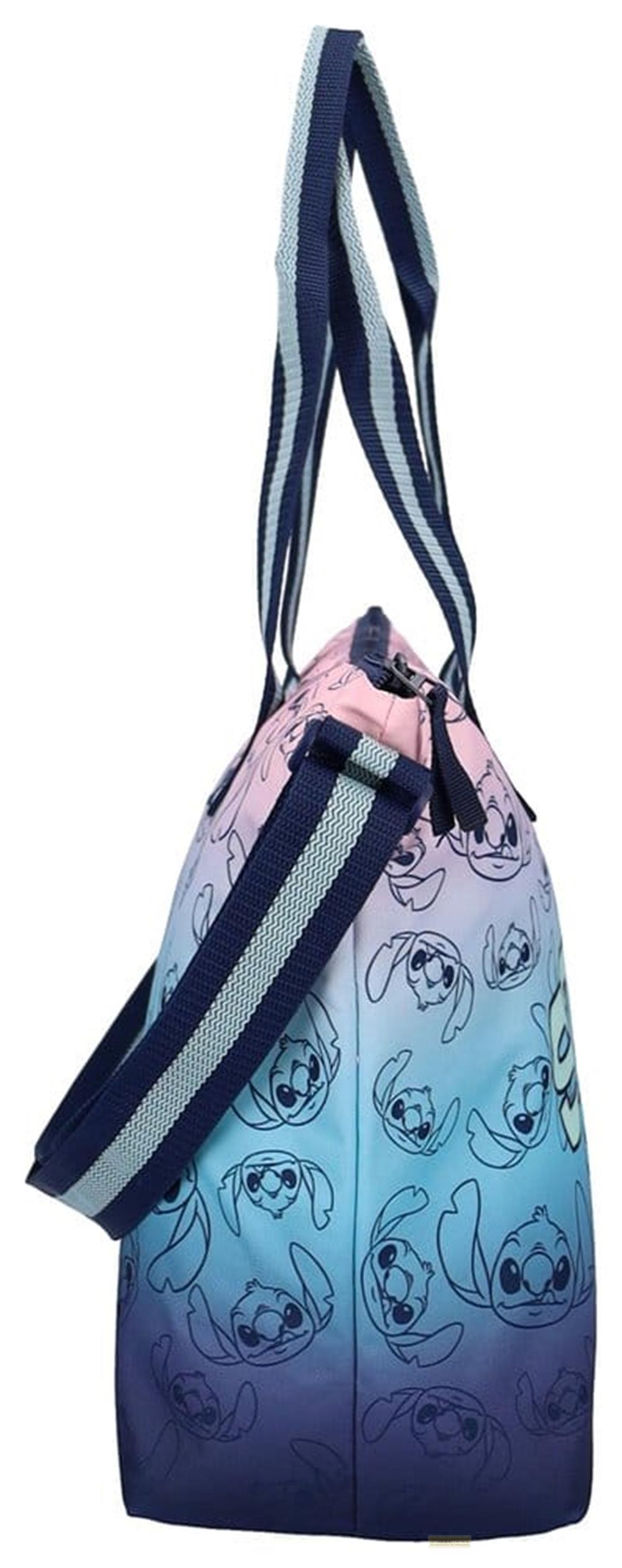 Eine Tasche mit Stitch-Aufdruck in Rosa, Blau und Lila mit gestreiften Henkeln.