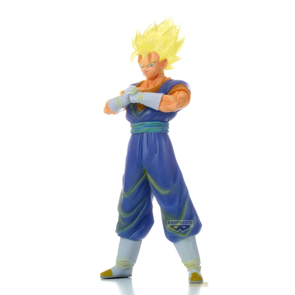 Eine blau gekleidete Anime-Figur mit blondem Stachelhaar und orangen Akzenten steht mit verschränkten Händen.