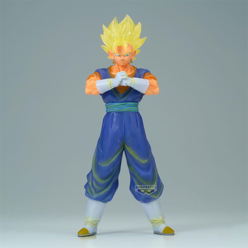 Eine Dragon Ball Z-Figur von Vegito in seiner Super-Saiyajin-Form, mit blauer Hose und orangefarbenem Hemd.