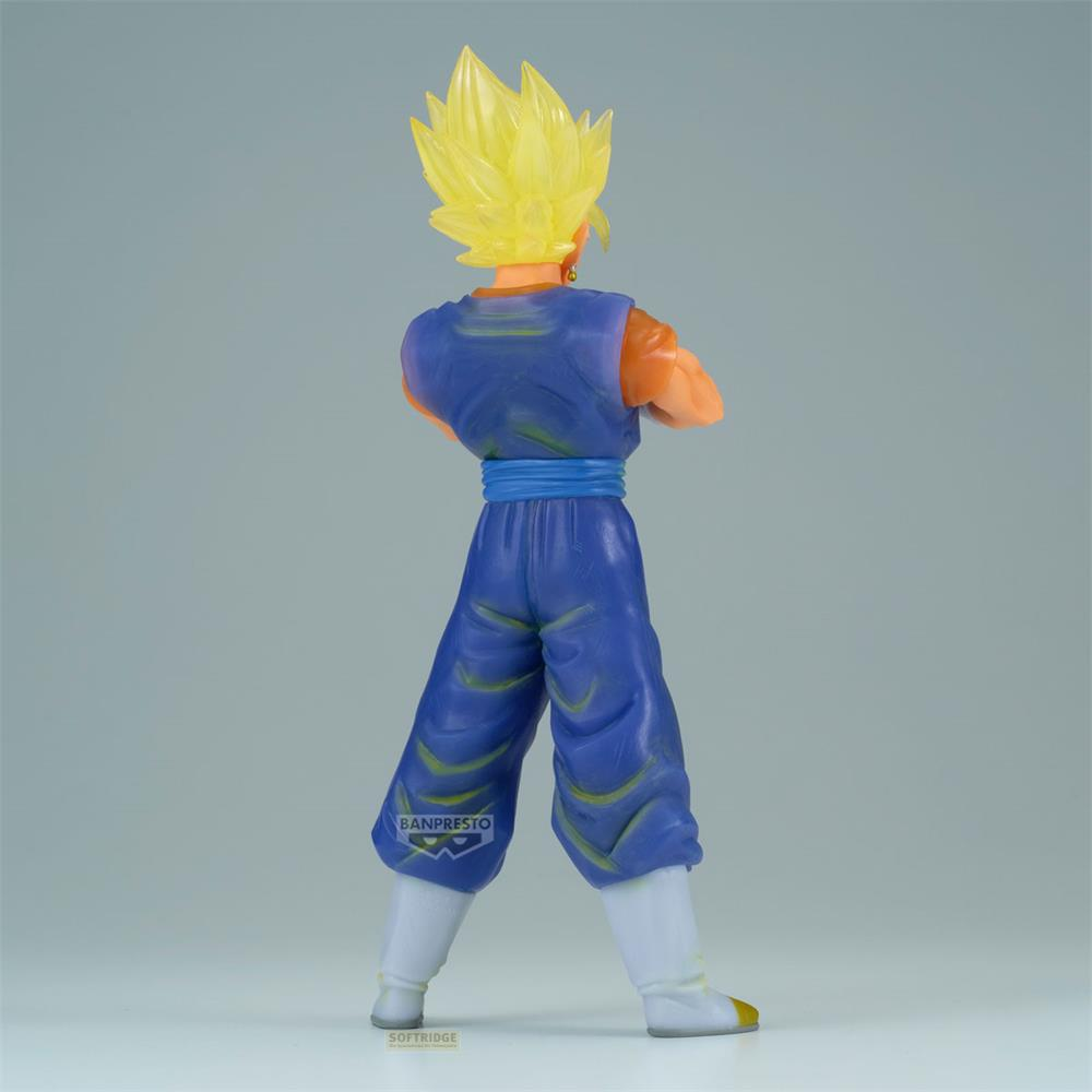 Eine Figur mit gelben Haaren, blauem Outfit und orangefarbener Weste.