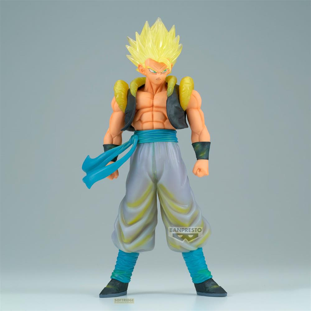 Una figura de un personaje de anime musculoso con cabello amarillo puntiagudo, lleva chaleco y pantalones anchos.