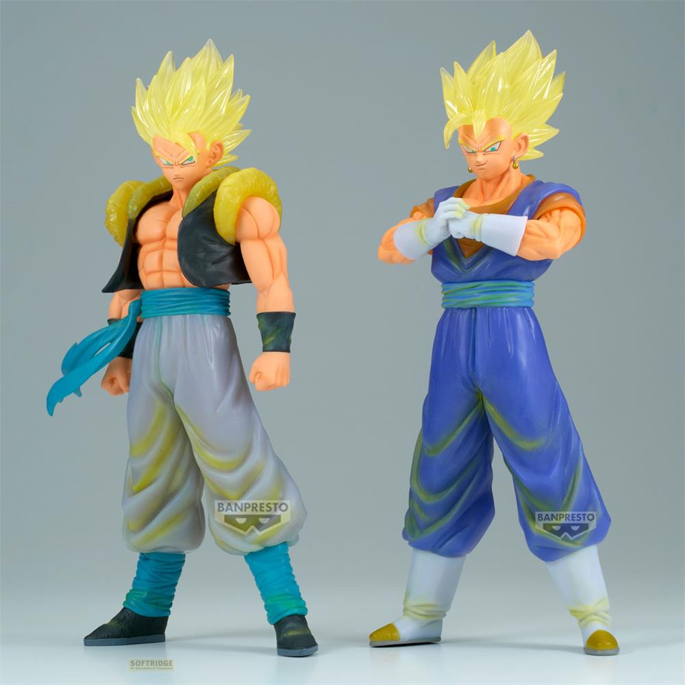 Dos figuras de anime con pelo amarillo y puntiagudo están una al lado de la otra. La izq. lleva pantalones blancos, la dcha. azules.