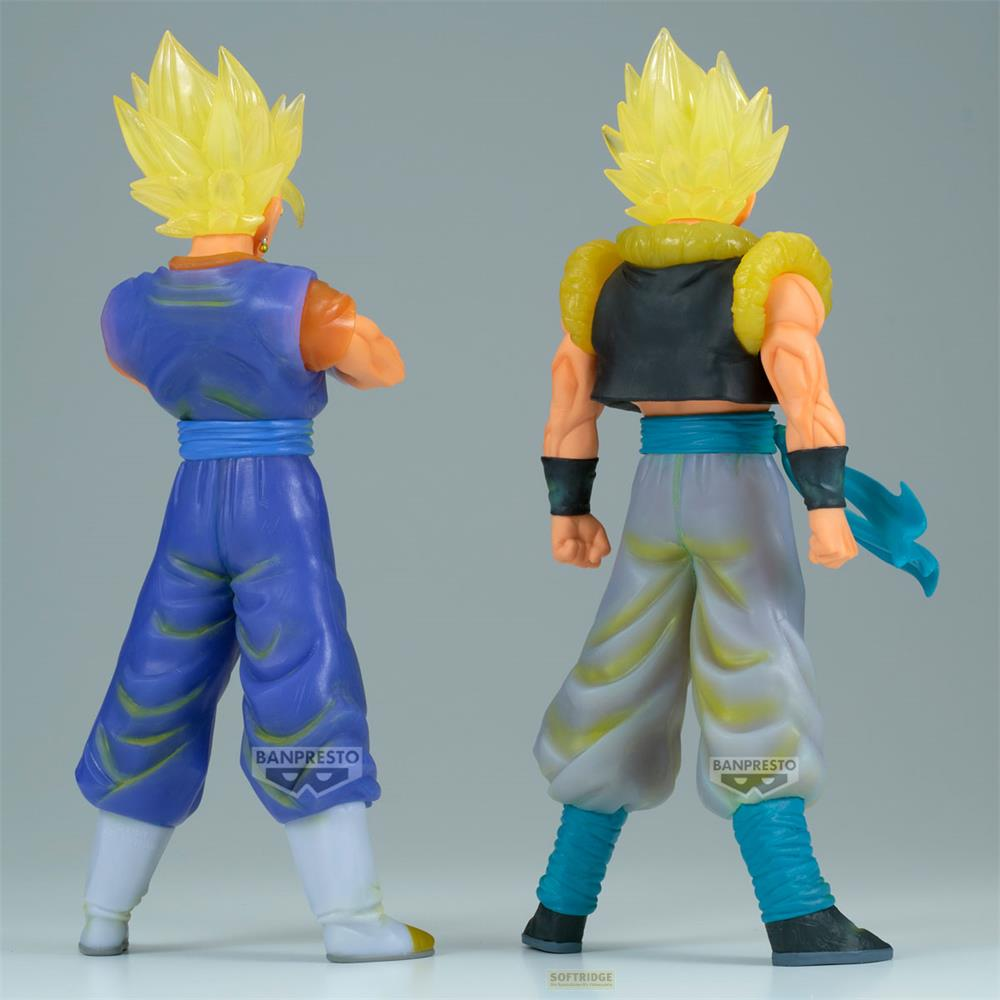 Dos figuras de anime con pelo amarillo y trajes azules sobre fondo gris.