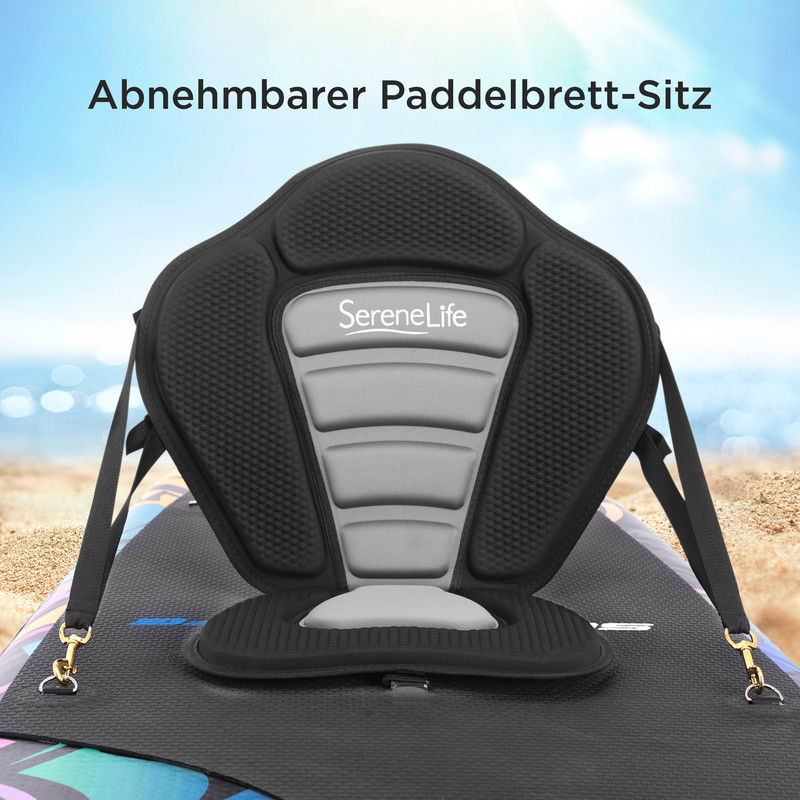 Ein abnehmbarer Sitz für ein Paddelbrett auf einem Sandstrand vor dem Meer.
