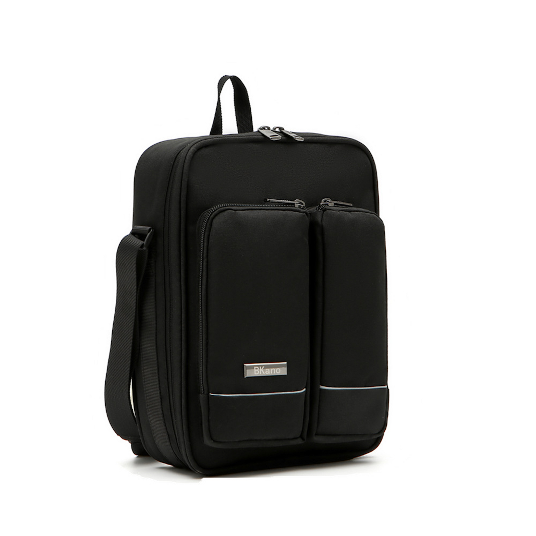 Bolso negro con dos bolsillos frontales, cremalleras y un logo plateado.