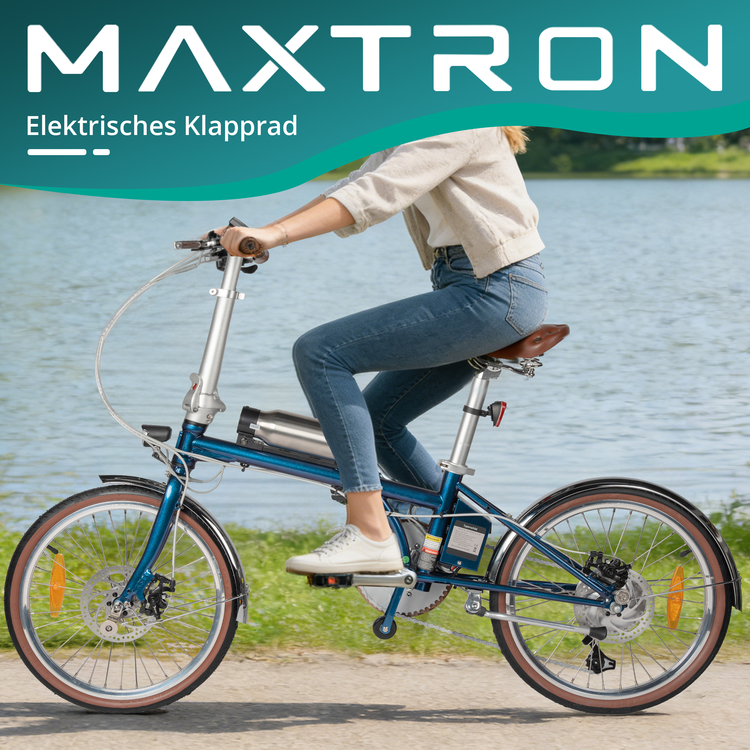 Eine Person fährt ein blaues Klapprad am Wasser, Text "MAXTRON".