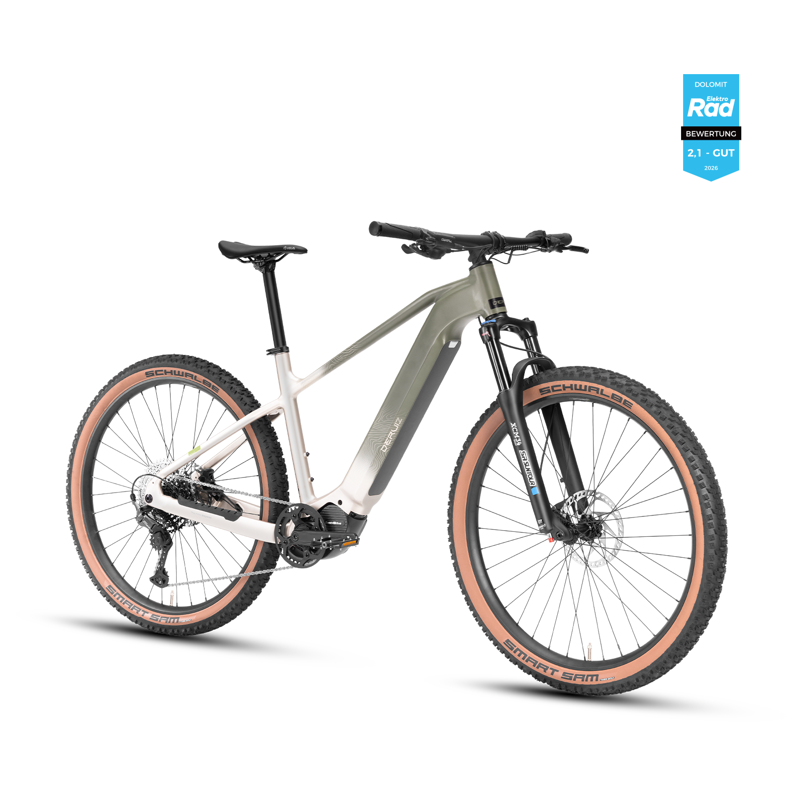 Ein weiß-grünes E-Mountainbike mit braunen Reifen steht vor schwarzem Hintergrund.