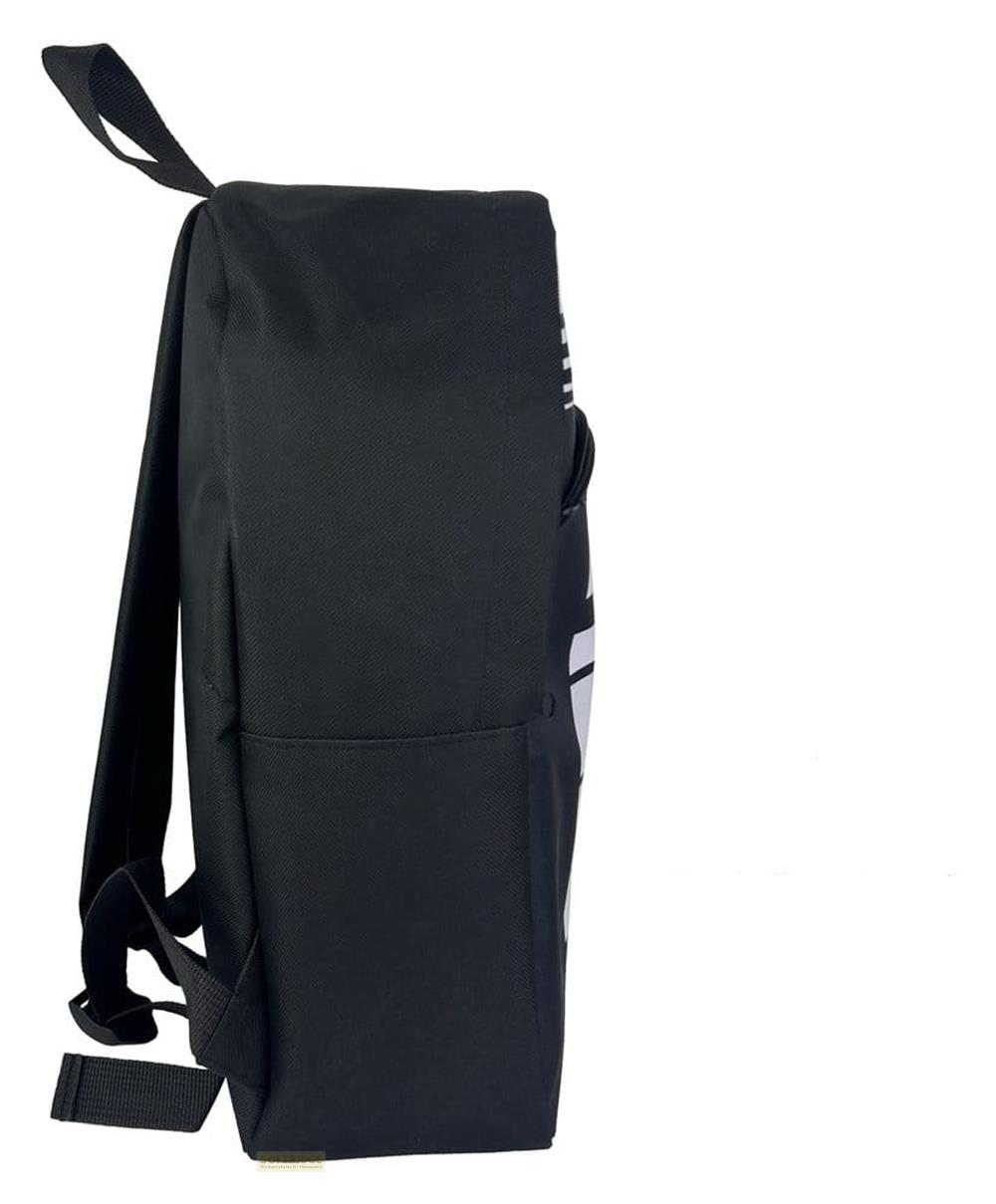 Schwarzer Rucksack mit weißem Logo, Seitenansicht. Weißer Hintergrund.