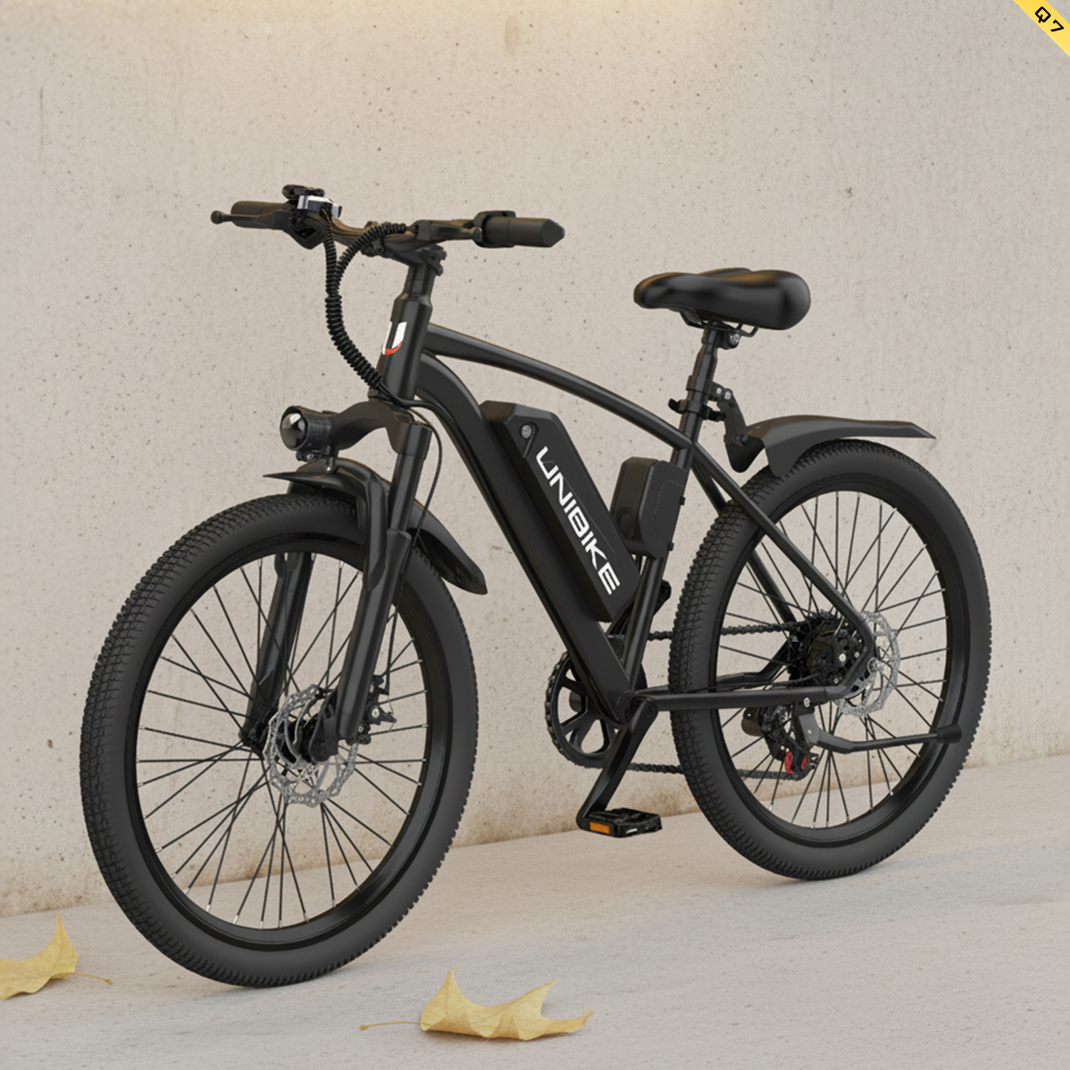 Una bici elettrica nera full-suspension su pavimento in cemento contro un muro.