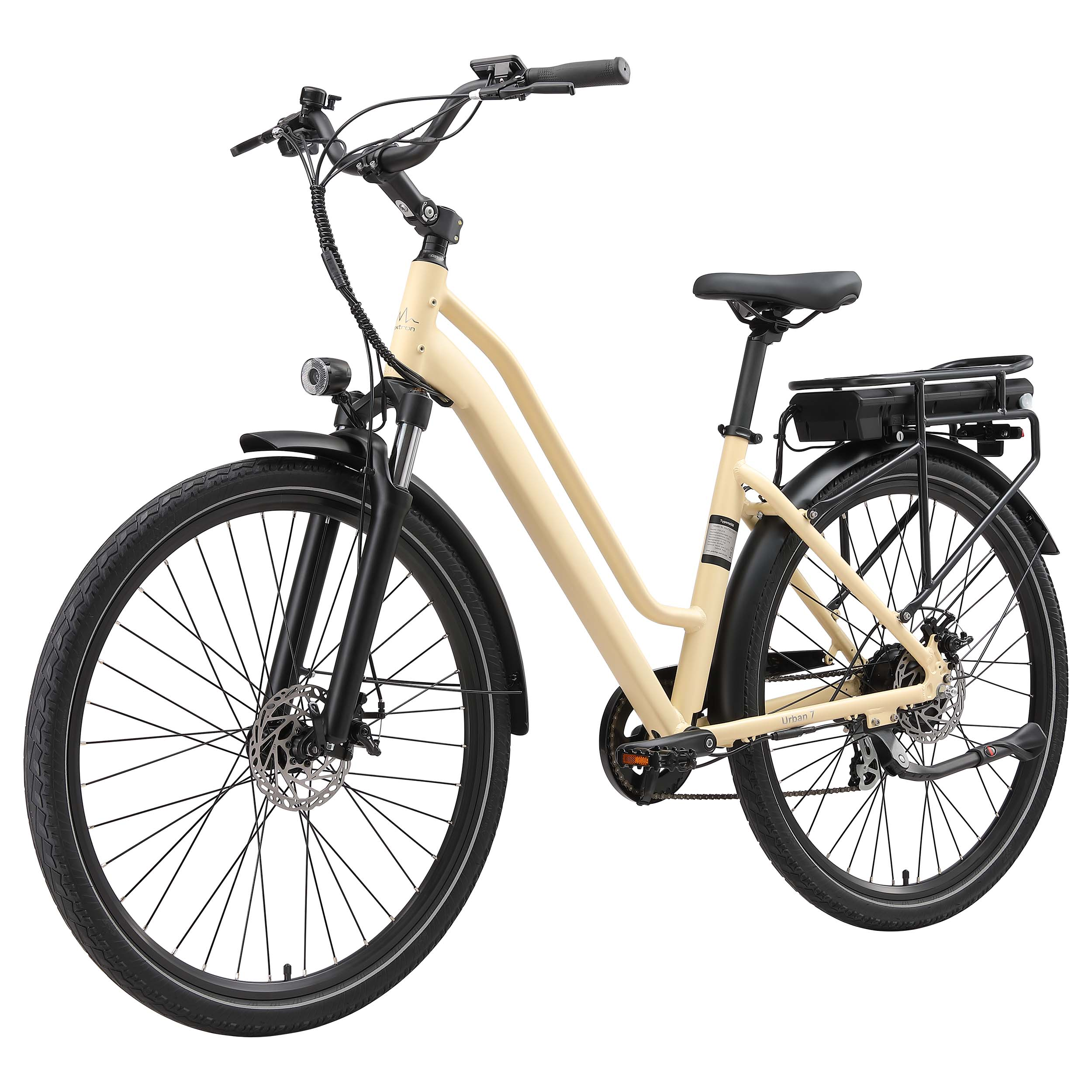Beiges E-Bike mit Gepäckträger, Licht und Scheibenbremsen, freistehend.