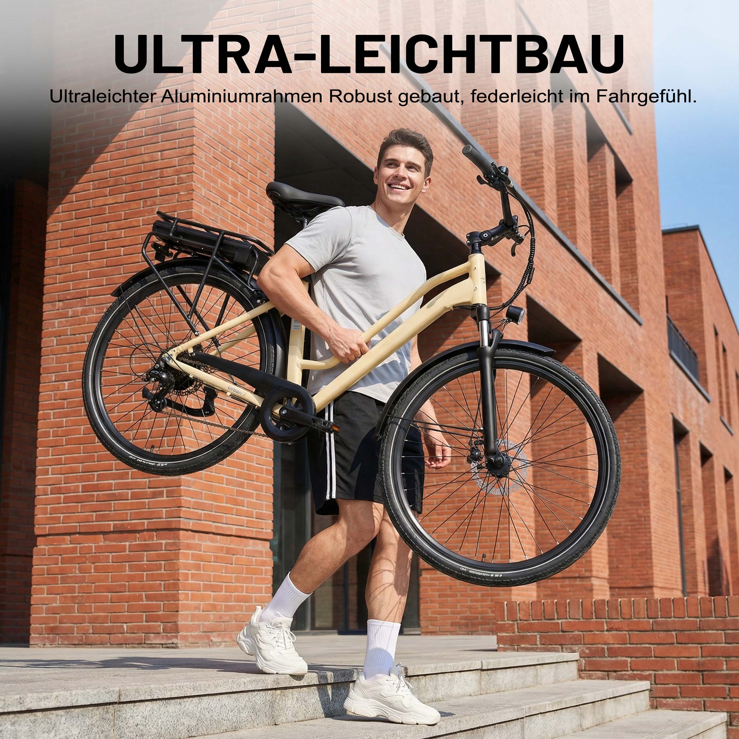 Mann trägt ein hellbeiges Fahrrad mit Gepäckträger auf einer Steintreppe.