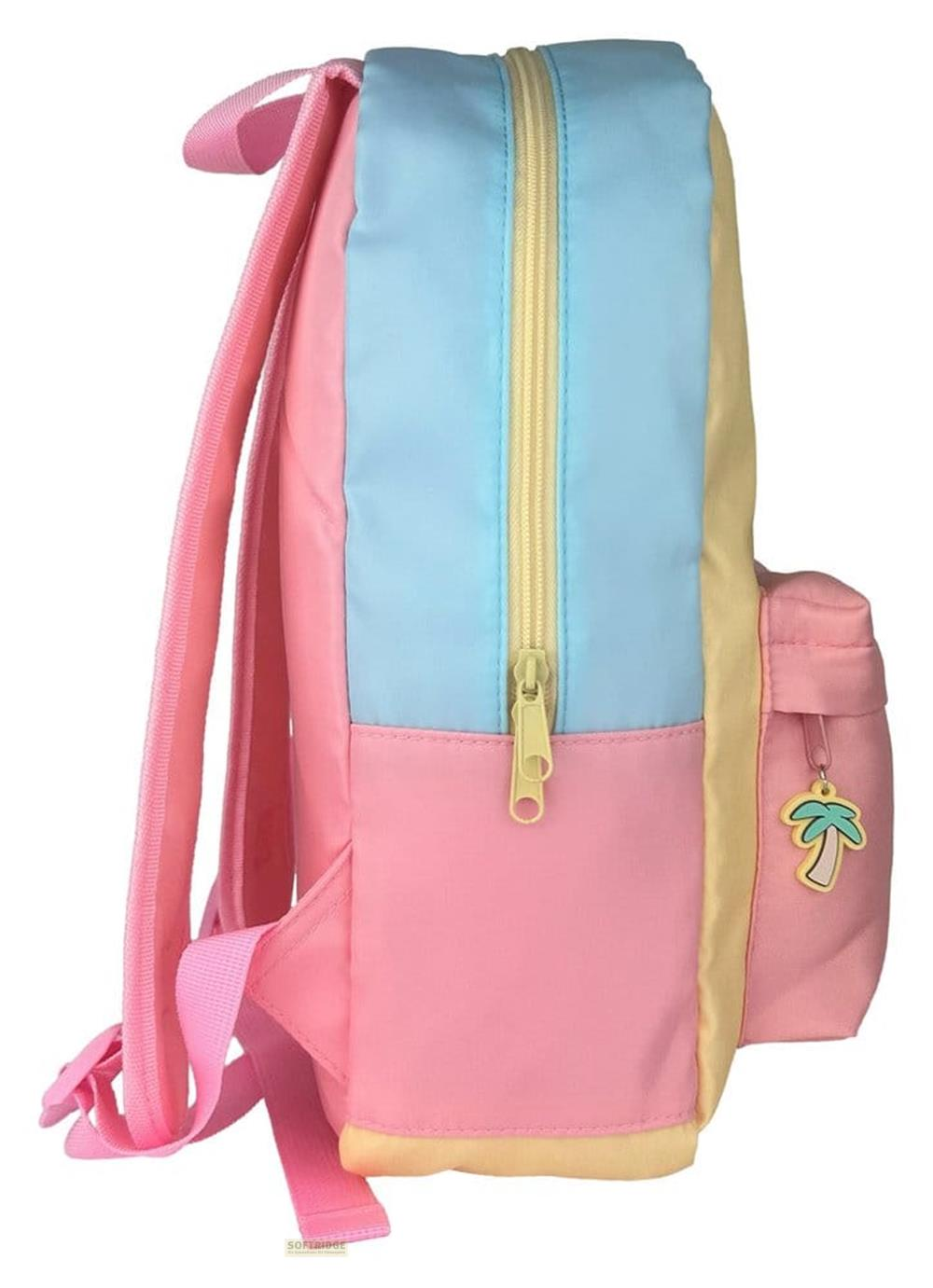 Ein Rucksack aus rosa, hellblau und gelb mit einem Kokospalmen-Anhänger.