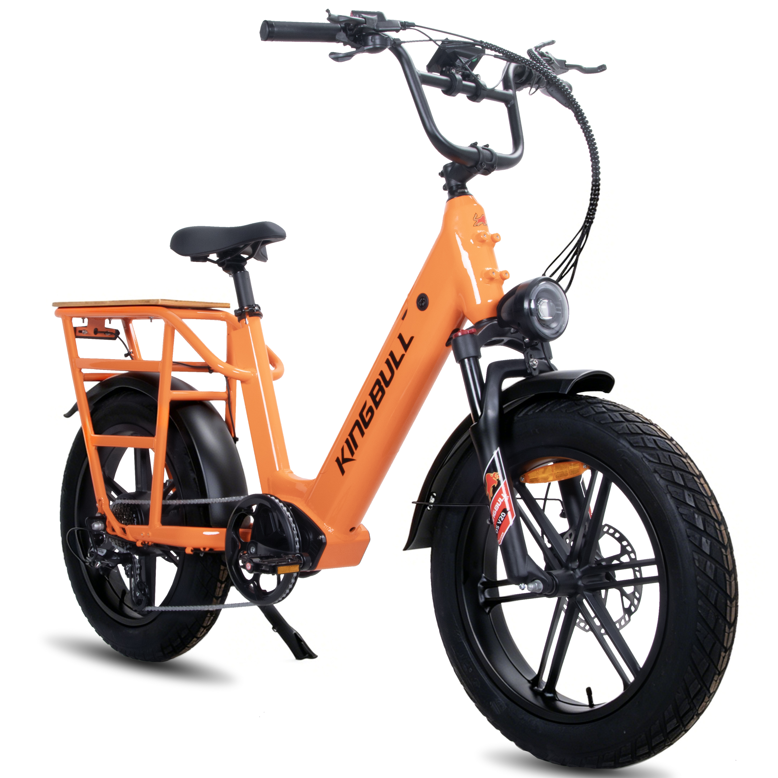 Eine orangefarbene E-Bike mit dickem Reifen und Gepäckträger steht auf weißem Hintergrund.