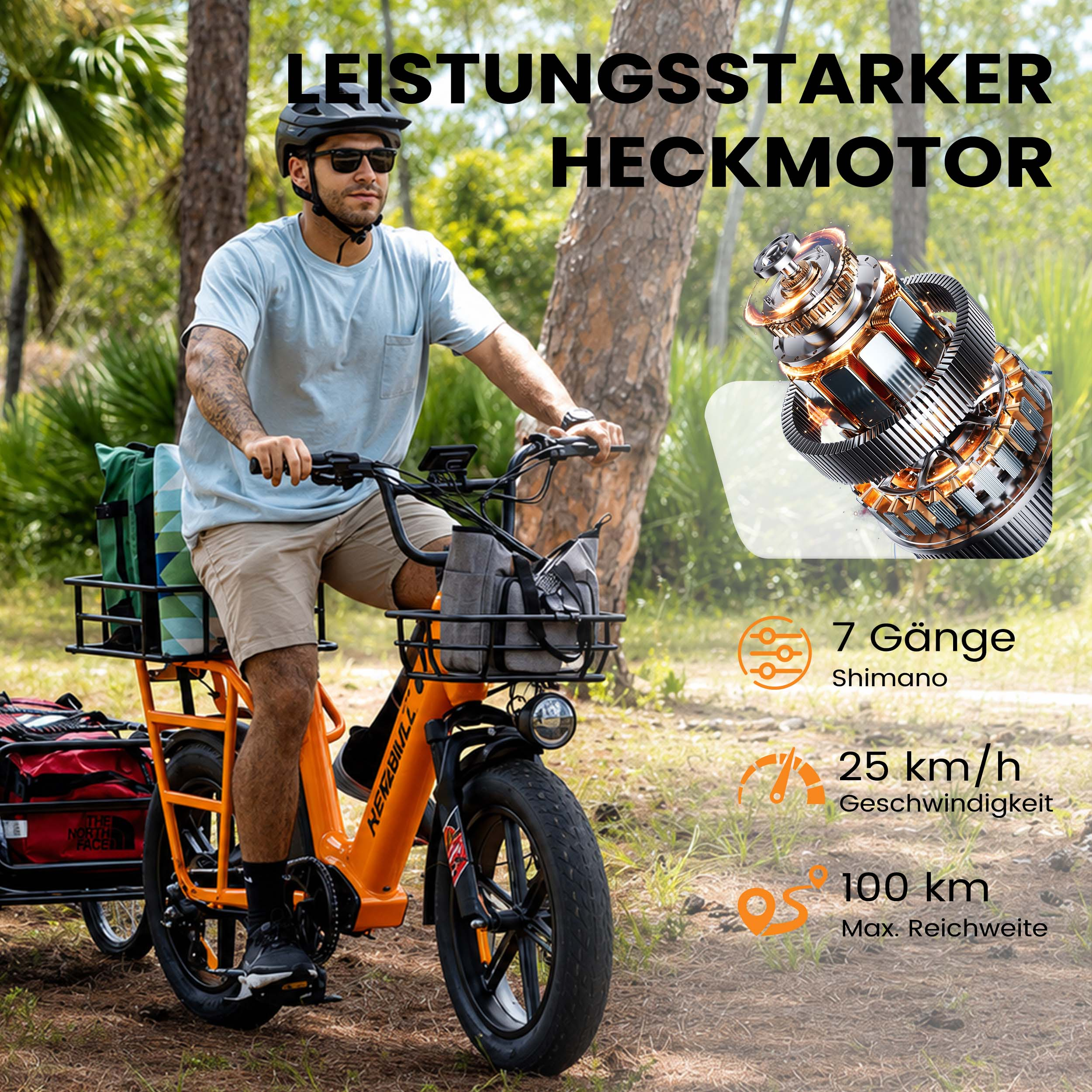 Mann fährt ein orangefarbenes E-Bike mit Anhänger durch einen Wald, mit Motor- und Leistungsdetails.