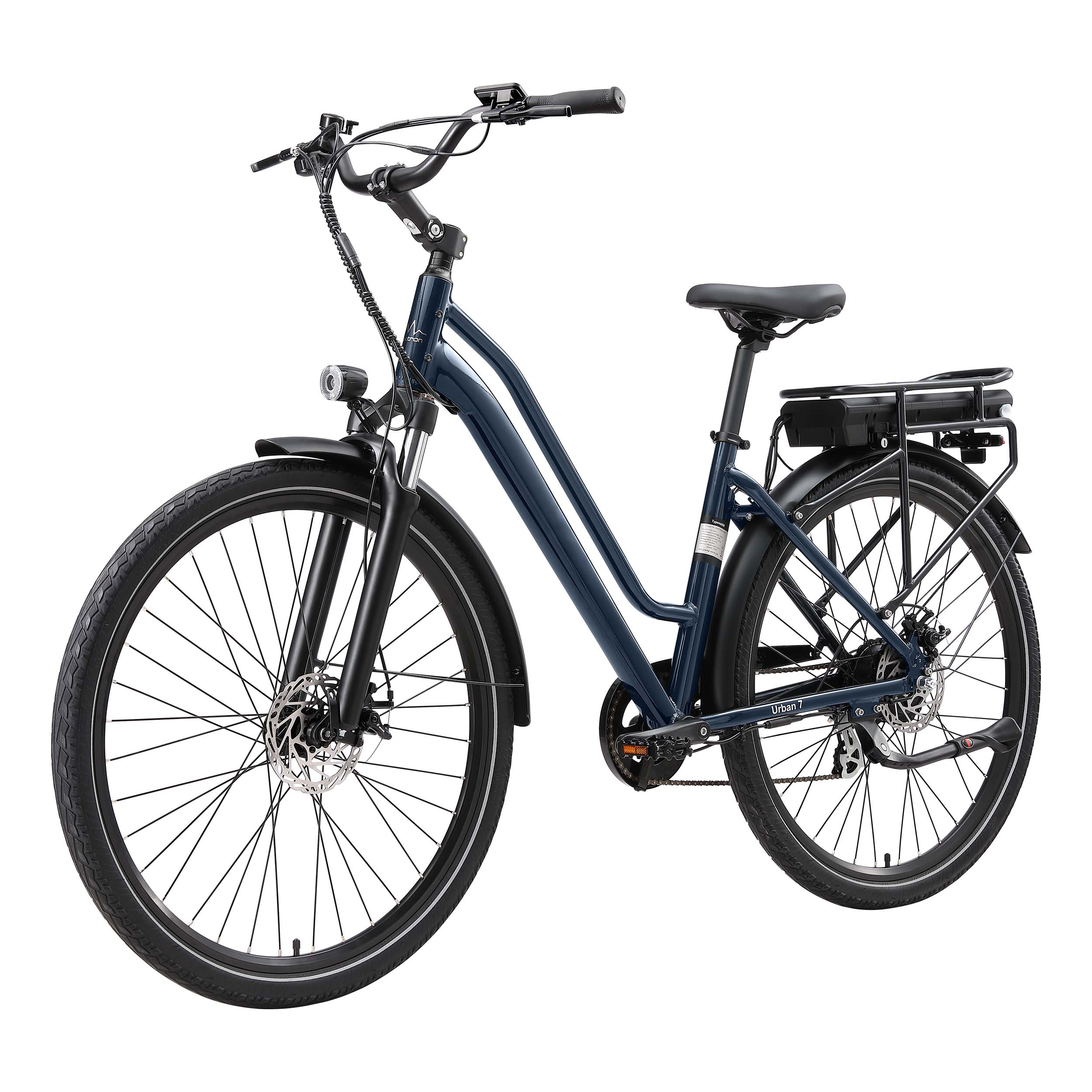 Dunkelblaues Elektrofahrrad mit Gepäckträger und Akku, auf weißem Hintergrund.