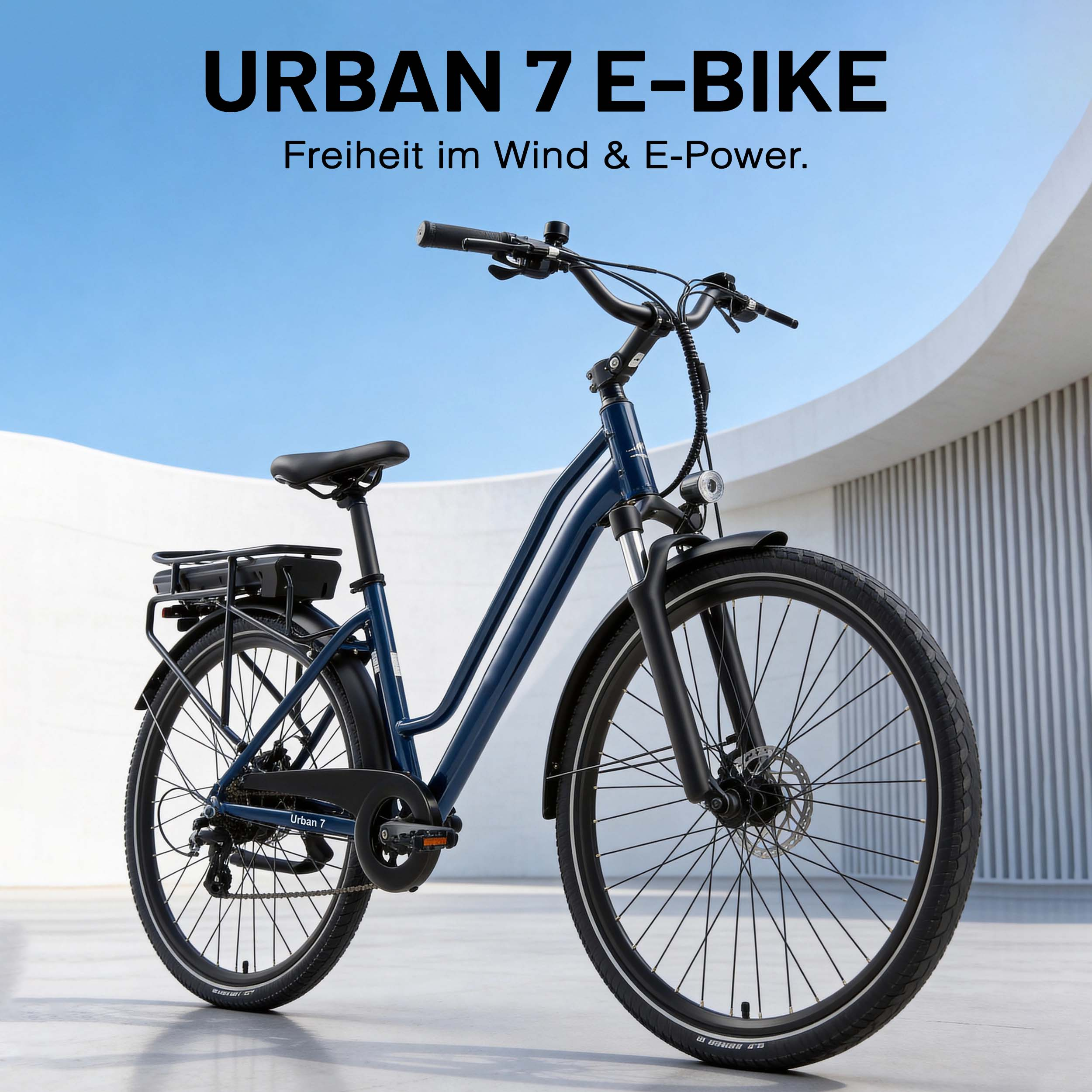 Ein dunkelblaues E-Bike steht vor einer weißen, geschwungenen Wand und blauem Himmel.