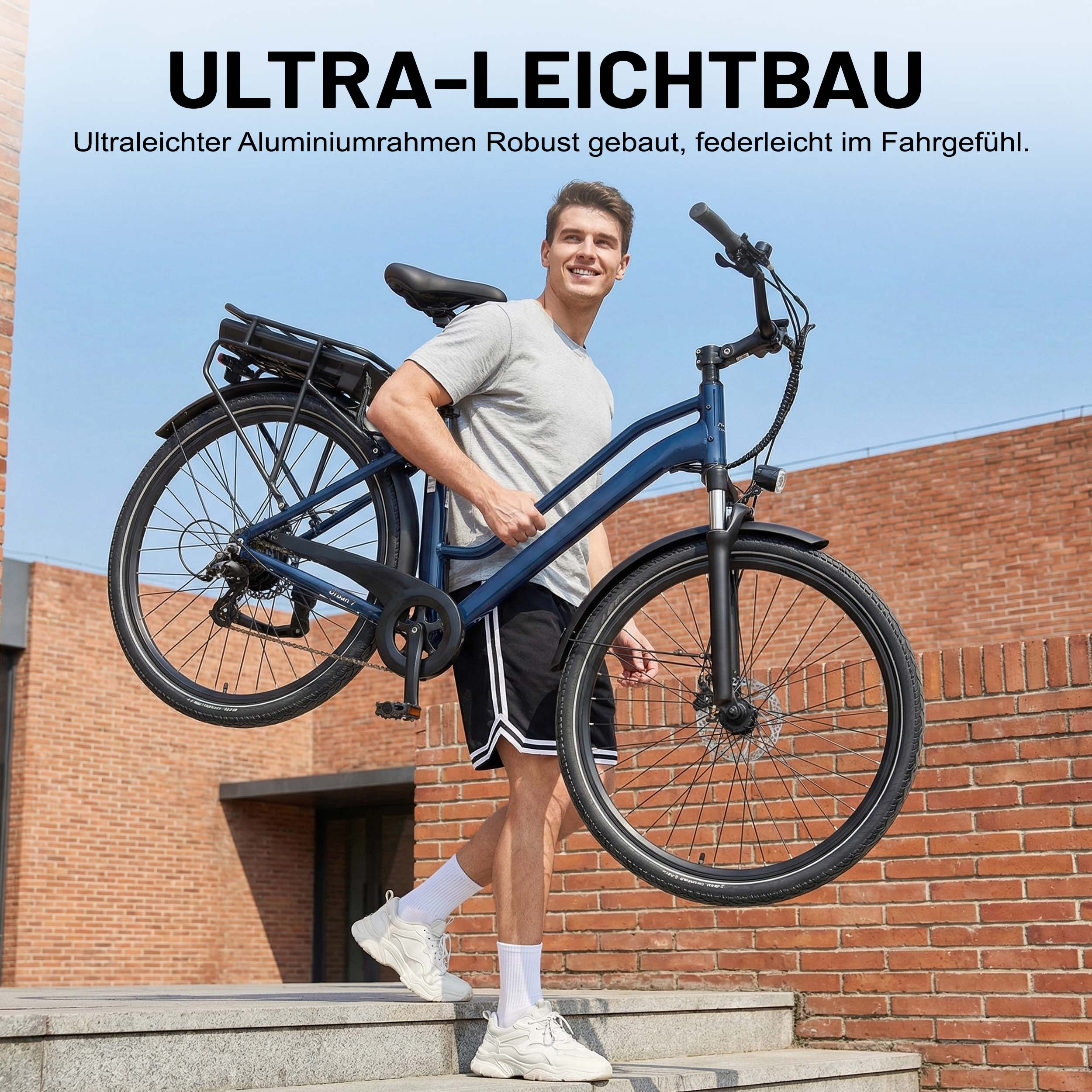 Ein Mann trägt ein blaues Fahrrad eine Treppe hinauf vor einer Ziegelmauer.