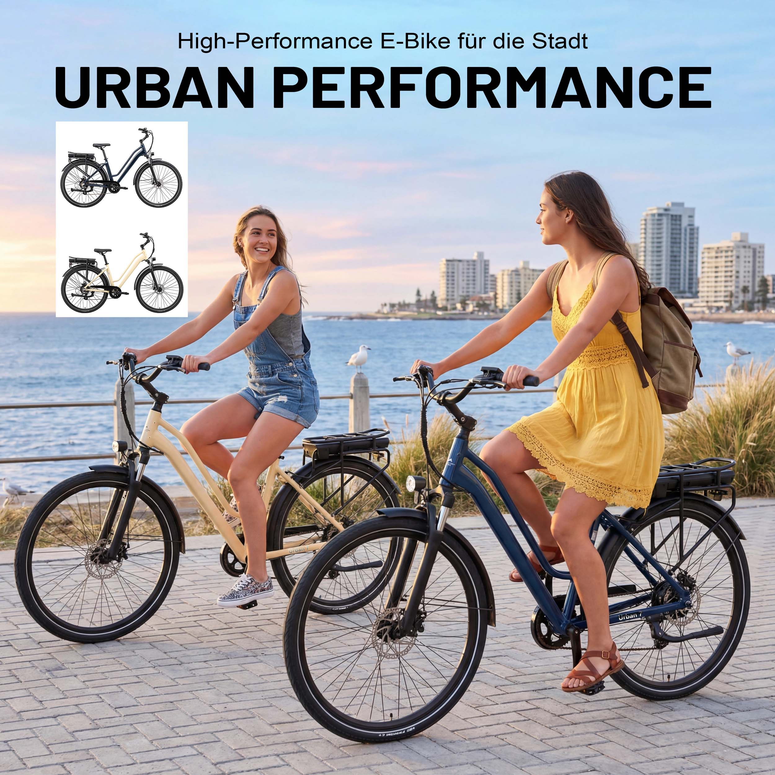 Zwei Frauen fahren E-Bikes am Meer. Eine trägt Jeanslatzhose, die andere ein gelbes Kleid.