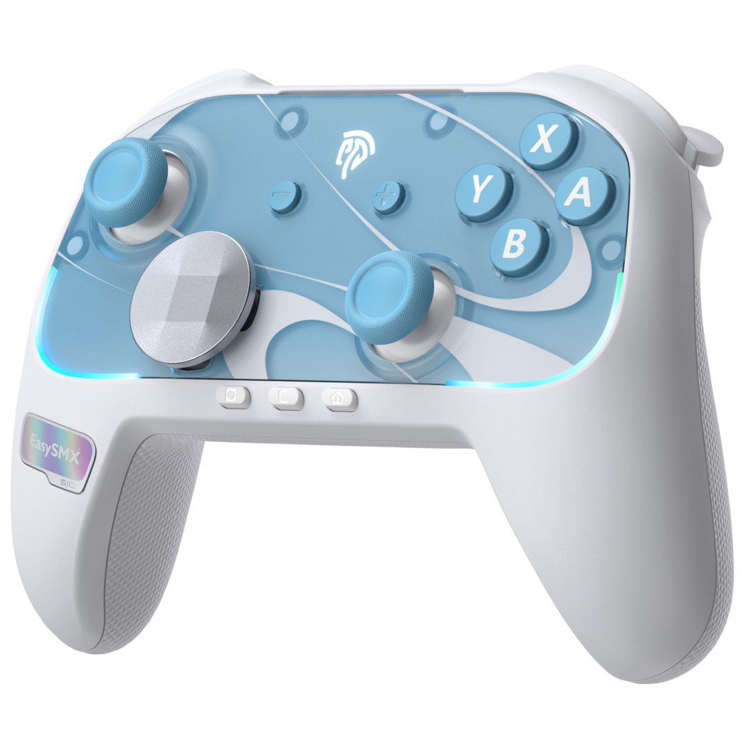 Biały kontroler z niebieskim wzorem, joystickami i przyciskami. Świeci na niebiesko.