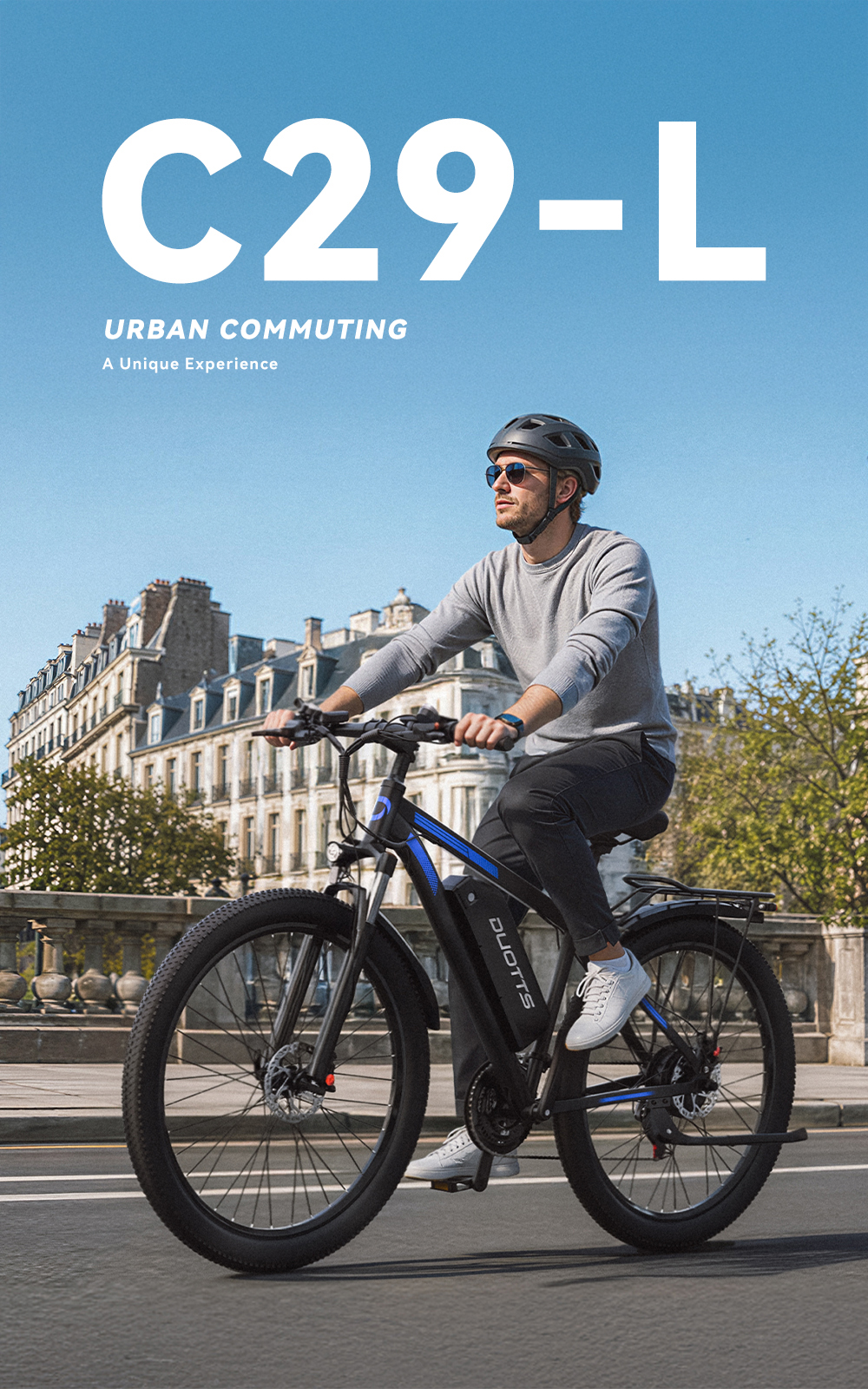 Uomo guida e-bike in città, con casco e occhiali da sole, edifici.