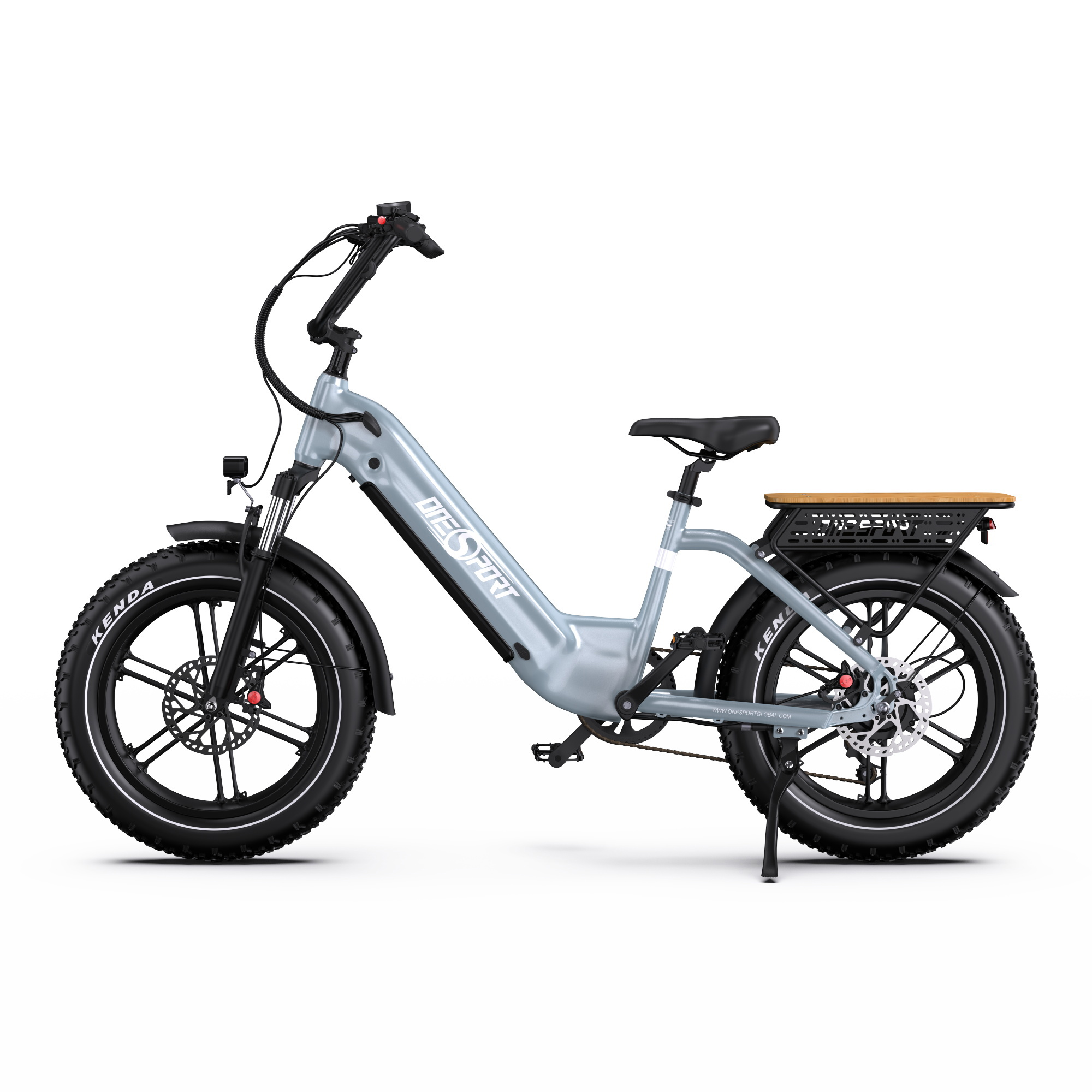Una bicicleta eléctrica gris claro con neumáticos anchos, portaequipajes y frenos de disco.