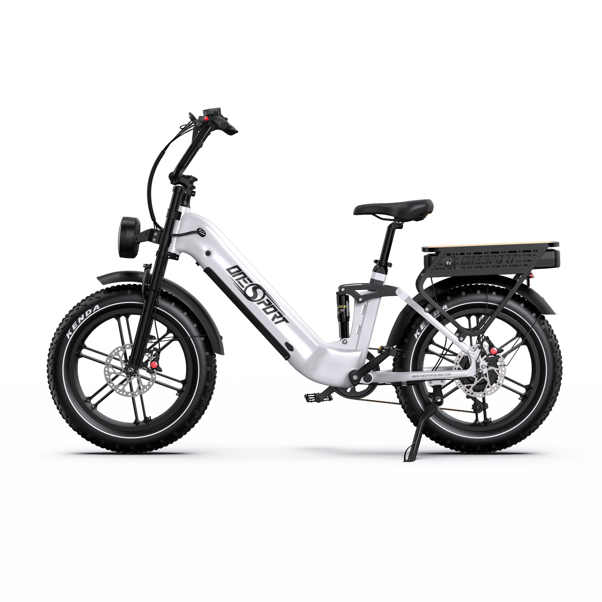 Una bicicleta eléctrica blanca con ruedas anchas, portabultos y suspensión.