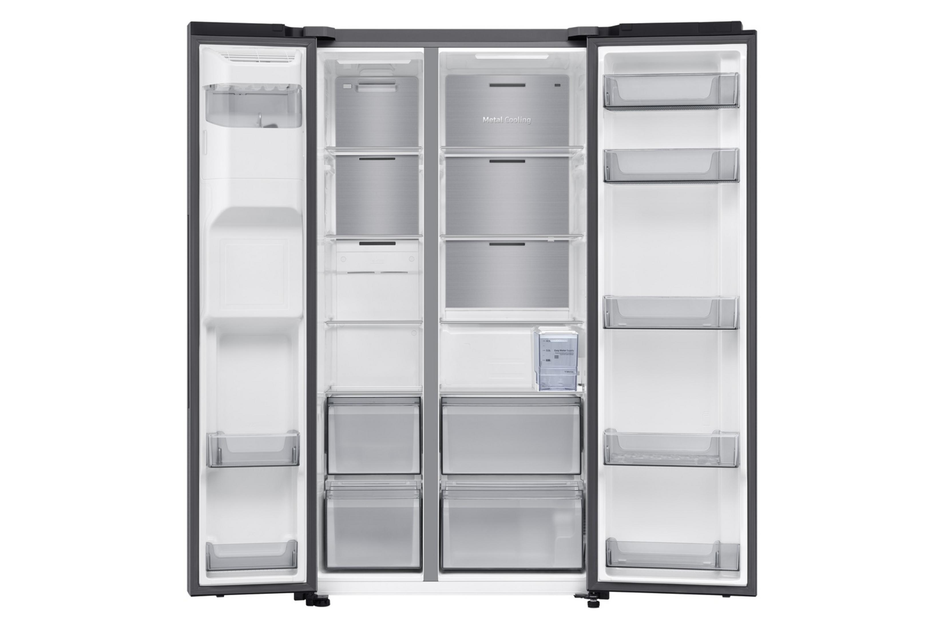 Ein offener Side-by-Side-Kühlschrank mit mehreren Regalen, Schubladen und einem Wasserbehälter.
