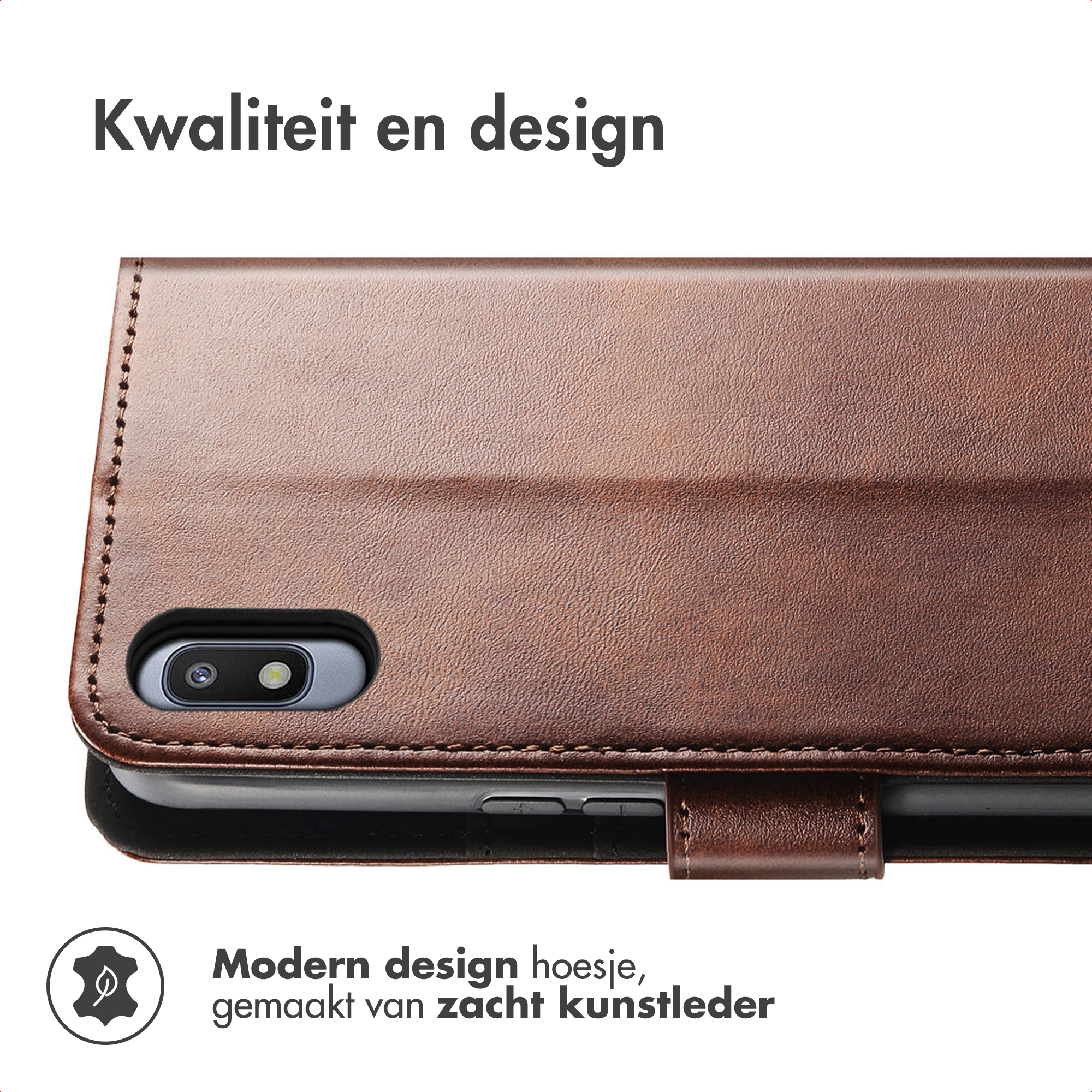 Bruine kunstleren telefoonhoes met camera-uitsparing en logo.