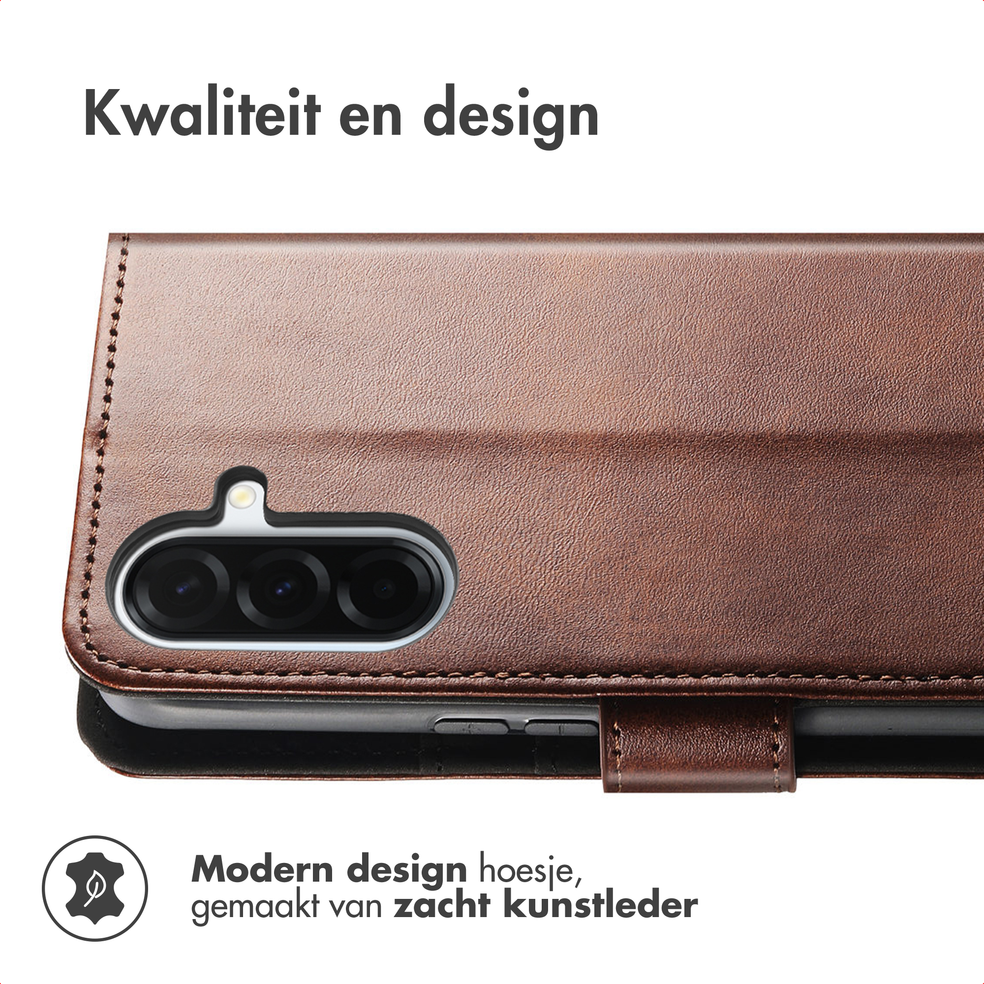 Bruine leren hoes met camera-uitsparing en tekst.