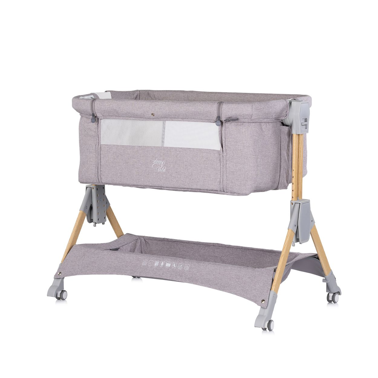 Ein graues Babybett mit Holzbeinen und Rädern, auf weißem Hintergrund.
