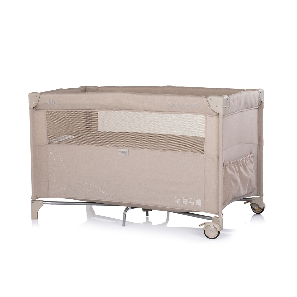 Ein beiger Reisekinderwagen mit Netzseiten, Rädern und einer Tasche.