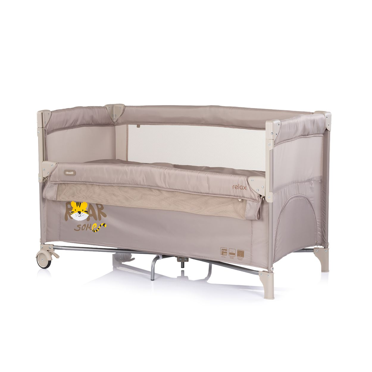 Ein beiger Reisekinderwagen mit Tiger-Aufdruck und der Aufschrift "ROAR". Netzfenster und Räder sind sichtbar.