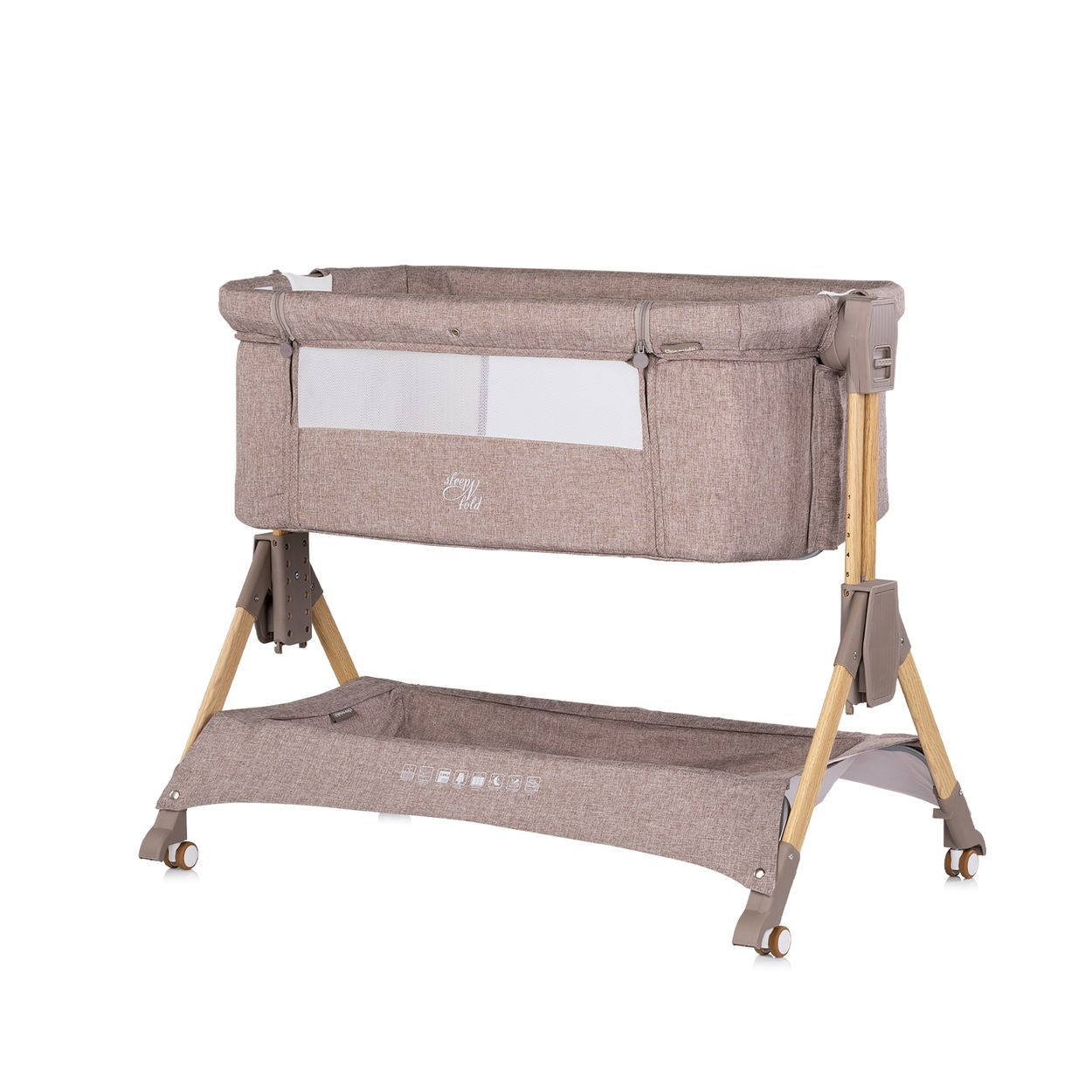 Eine beige Babywiege mit Netzseiten und Holzbeinen auf Rädern.