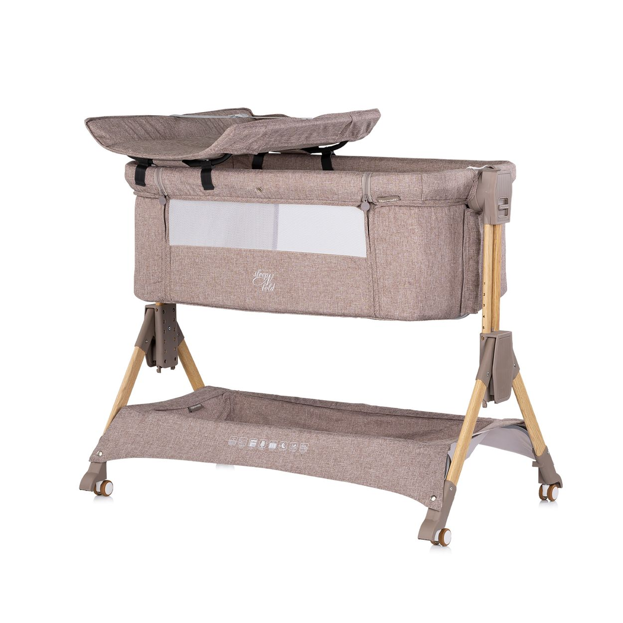 Beige Babywiege mit Wickelaufsatz, Holzbeinen und Rädern.