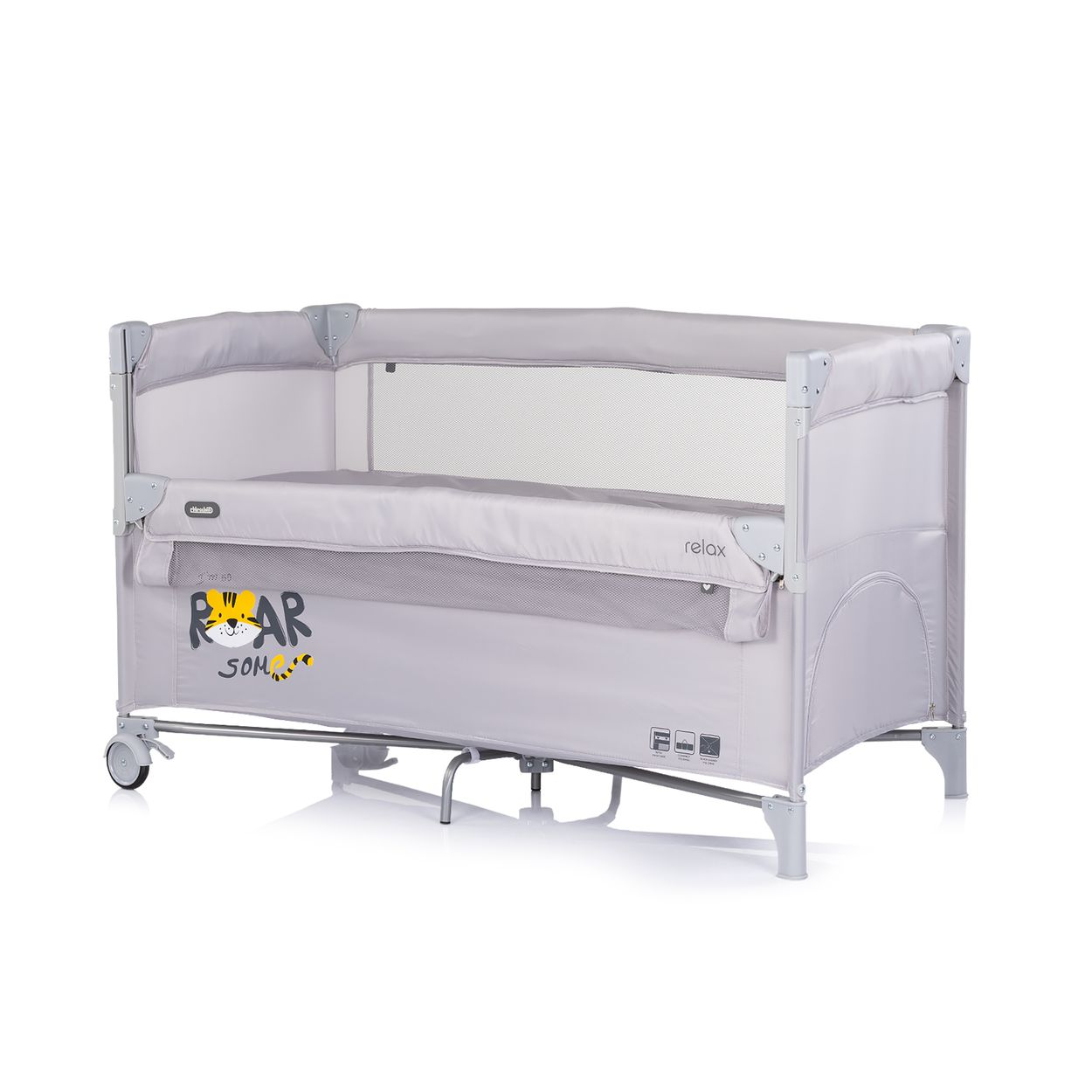 Ein hellgraues Babybett mit Rädern und einem Tiger-Aufdruck.