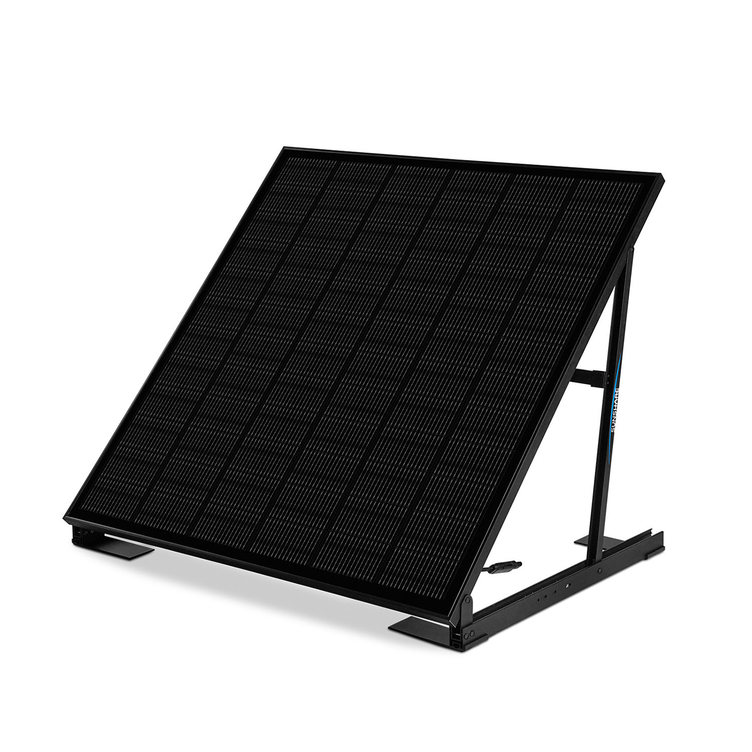 Schwarzes Solarmodul auf einem schwarzen Metallständer, isoliert auf weißem Hintergrund.