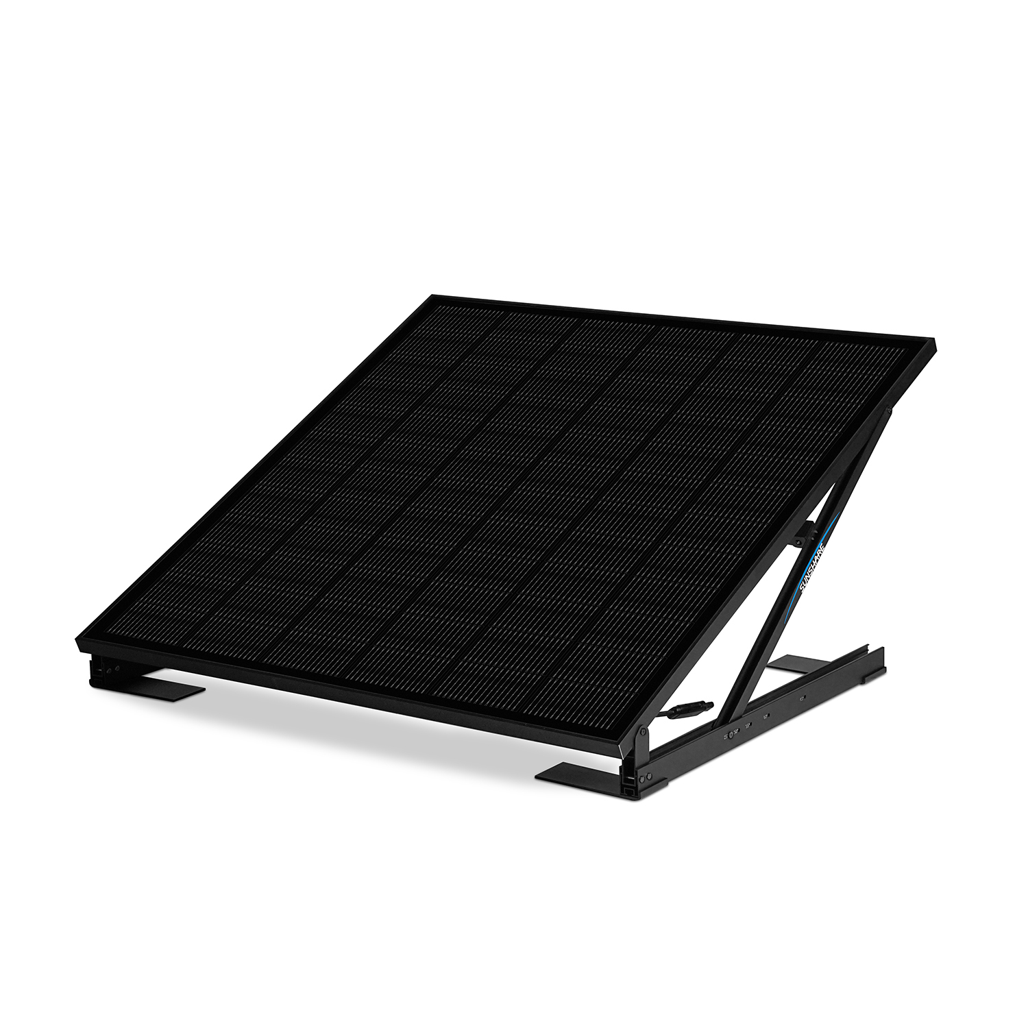 Ein schwarzes Solarpanel auf einem schwarzen Metallgestell, isoliert auf weißem Hintergrund.