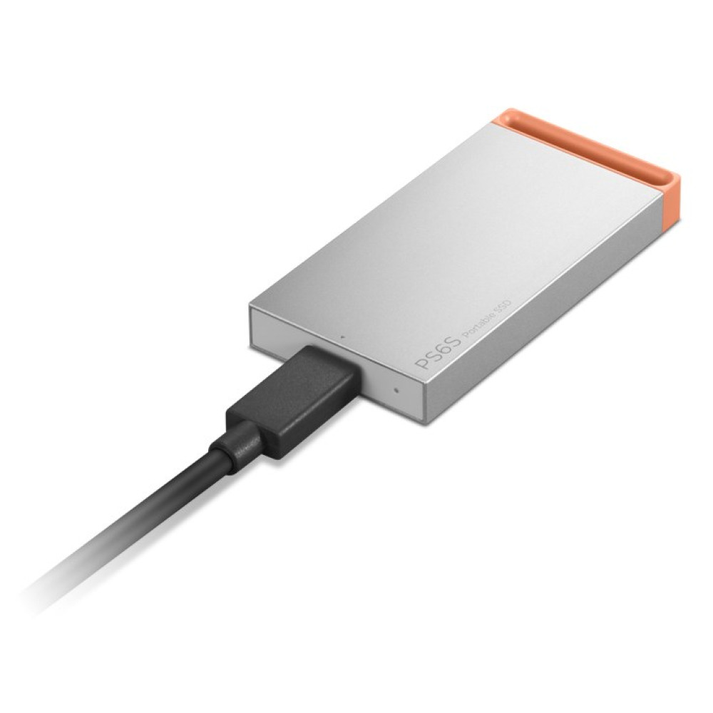 Srebrny przenośny dysk SSD z pomarańczowym akcentem i podłączonym czarnym kablem.