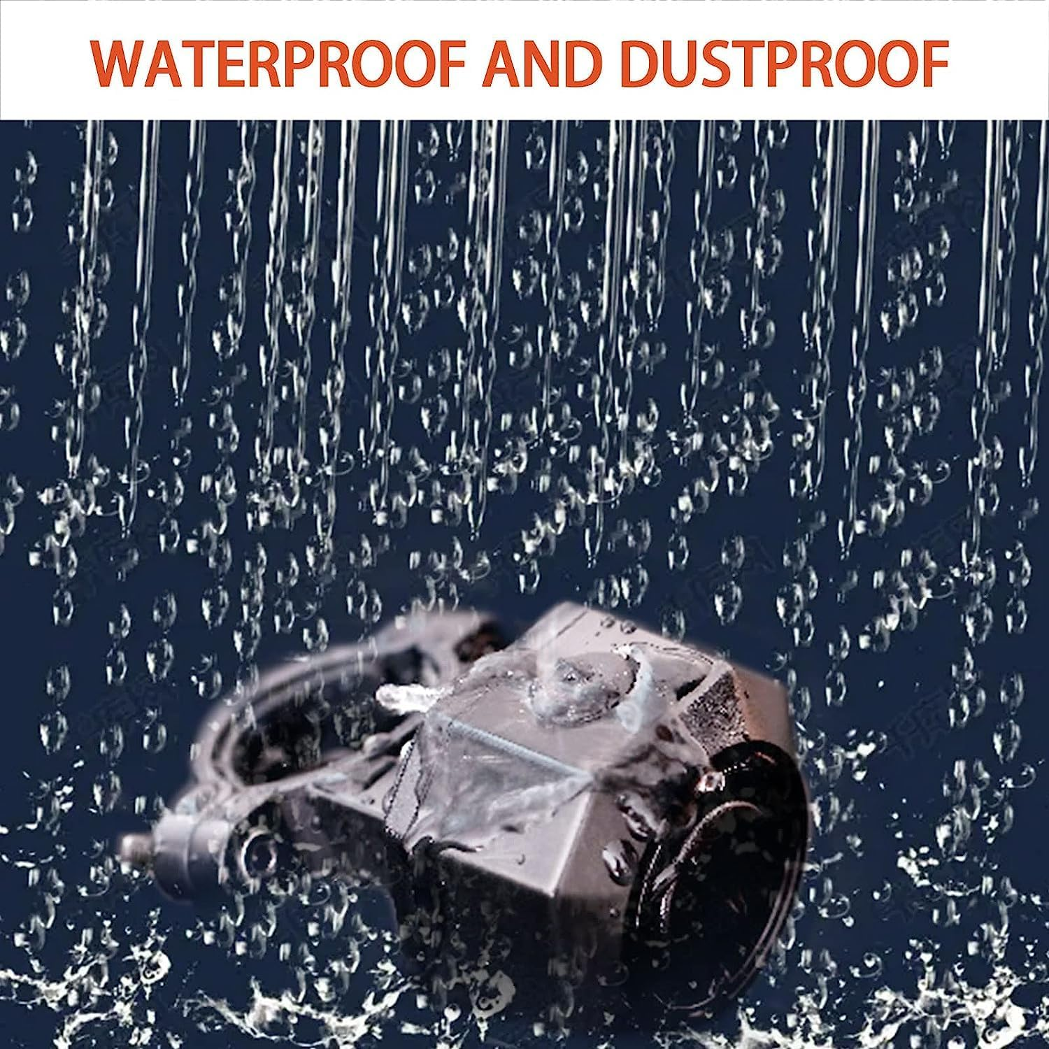 Ein schwarzes Gerät wird mit Wasserspritzern auf Wasserdichtigkeit geprüft.
