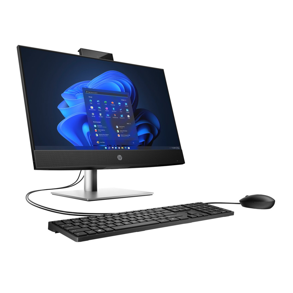 Czarny komputer typu all-in-one HP z kamerą internetową, klawiaturą i myszką na białym tle.
