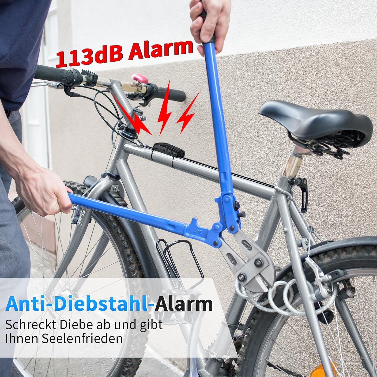 Ein Mann versucht, ein Fahrrad mit einem Bolzenschneider zu stehlen.