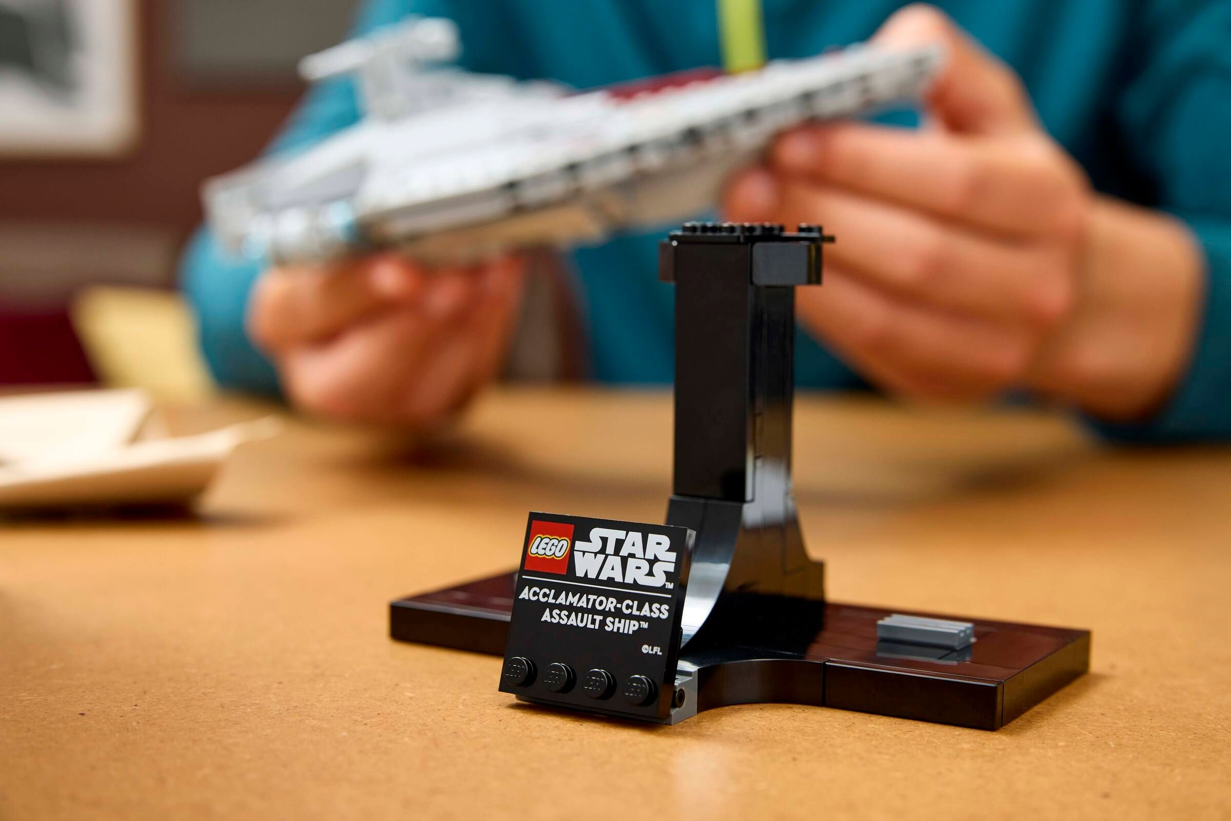 Ein Lego Star Wars Acclamator-Class Assault Ship Modell wird von Händen gehalten.