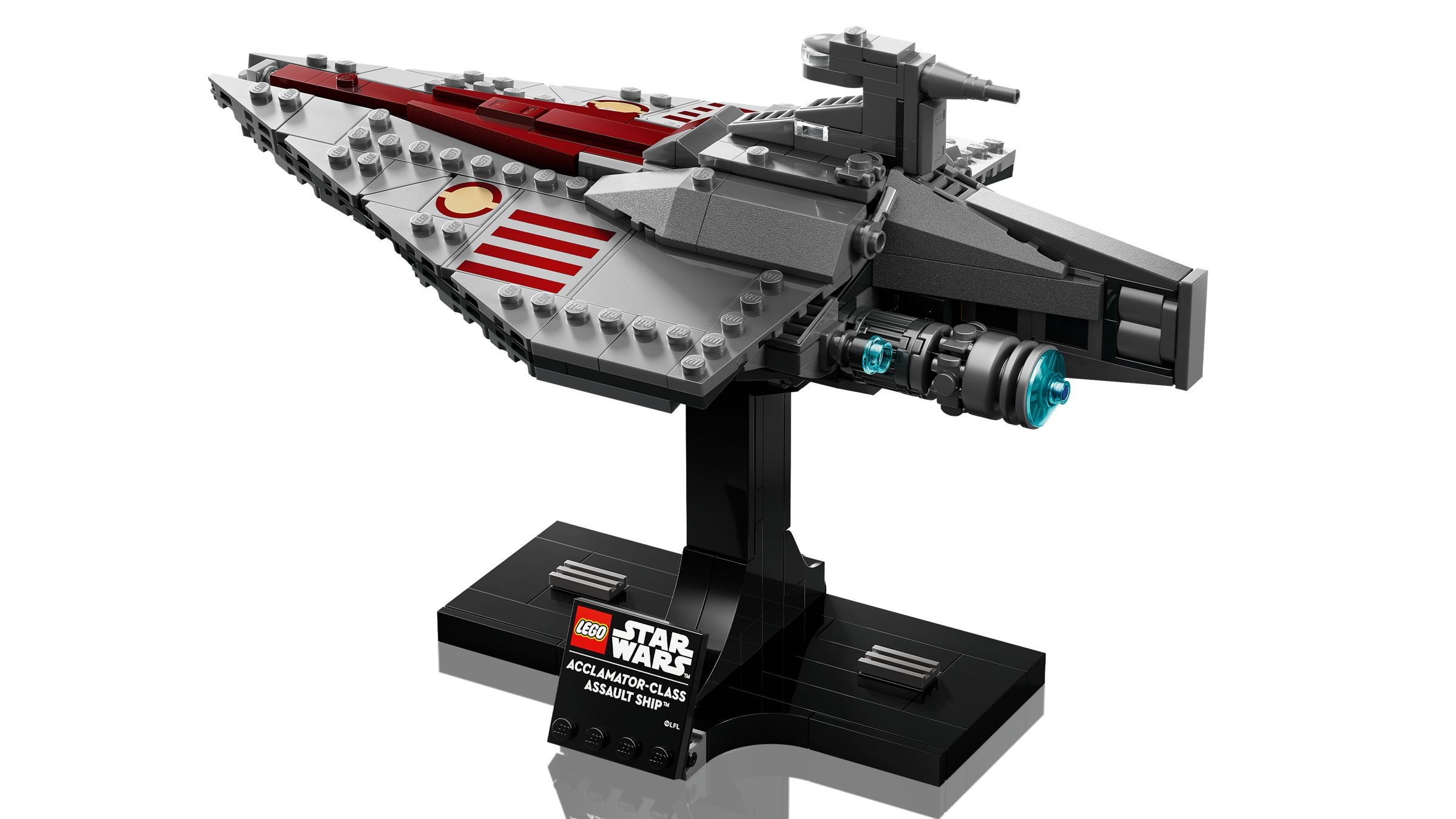 Ein graues Lego Star Wars Acclamator-Schiff auf einem schwarzen Ständer.